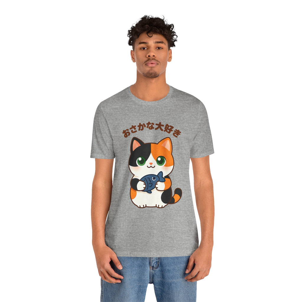 Cat Lover Tee – Cute Calico Cat Holding Fish with Japanese Text (おさかな大好き)