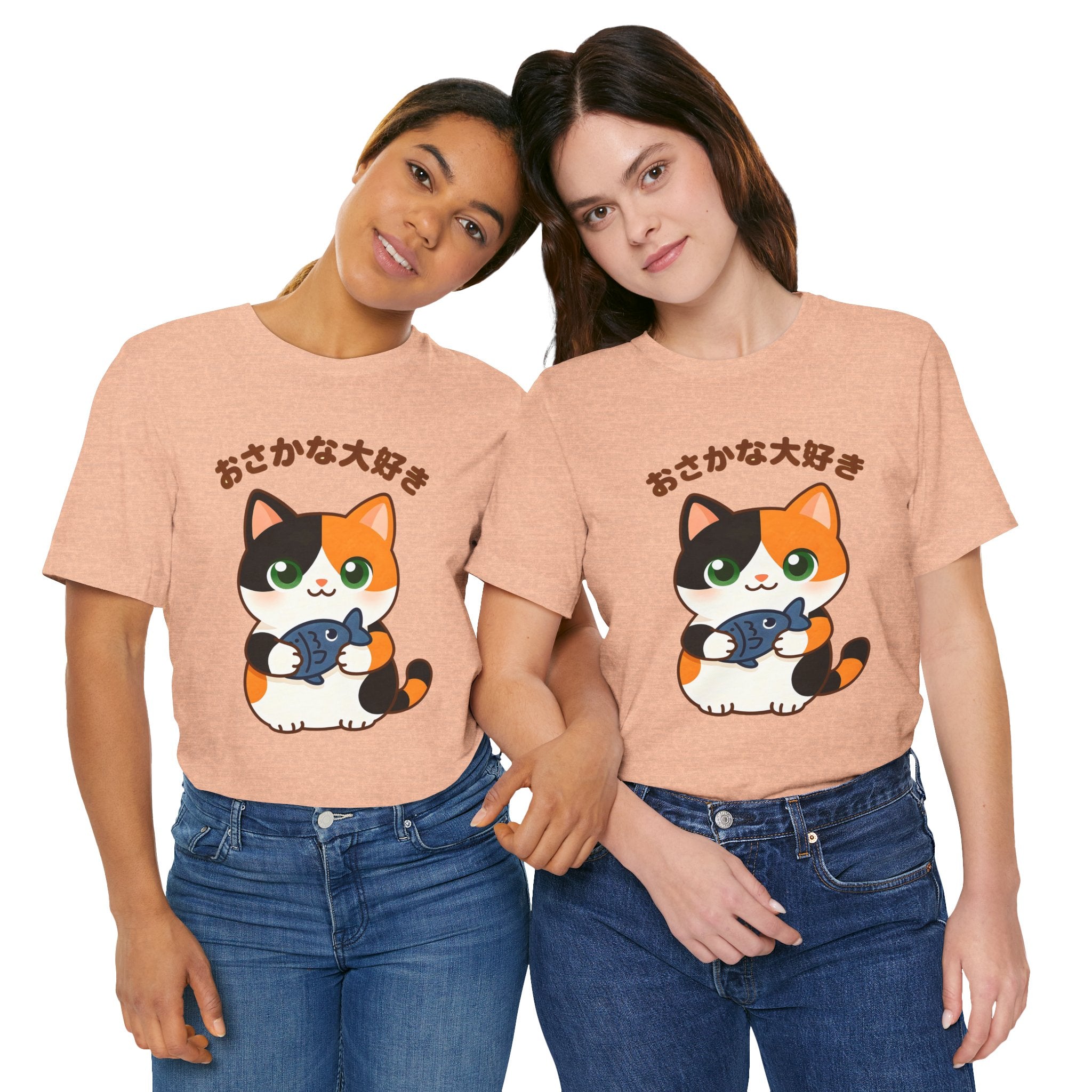 Cat Lover Tee – Cute Calico Cat Holding Fish with Japanese Text (おさかな大好き)