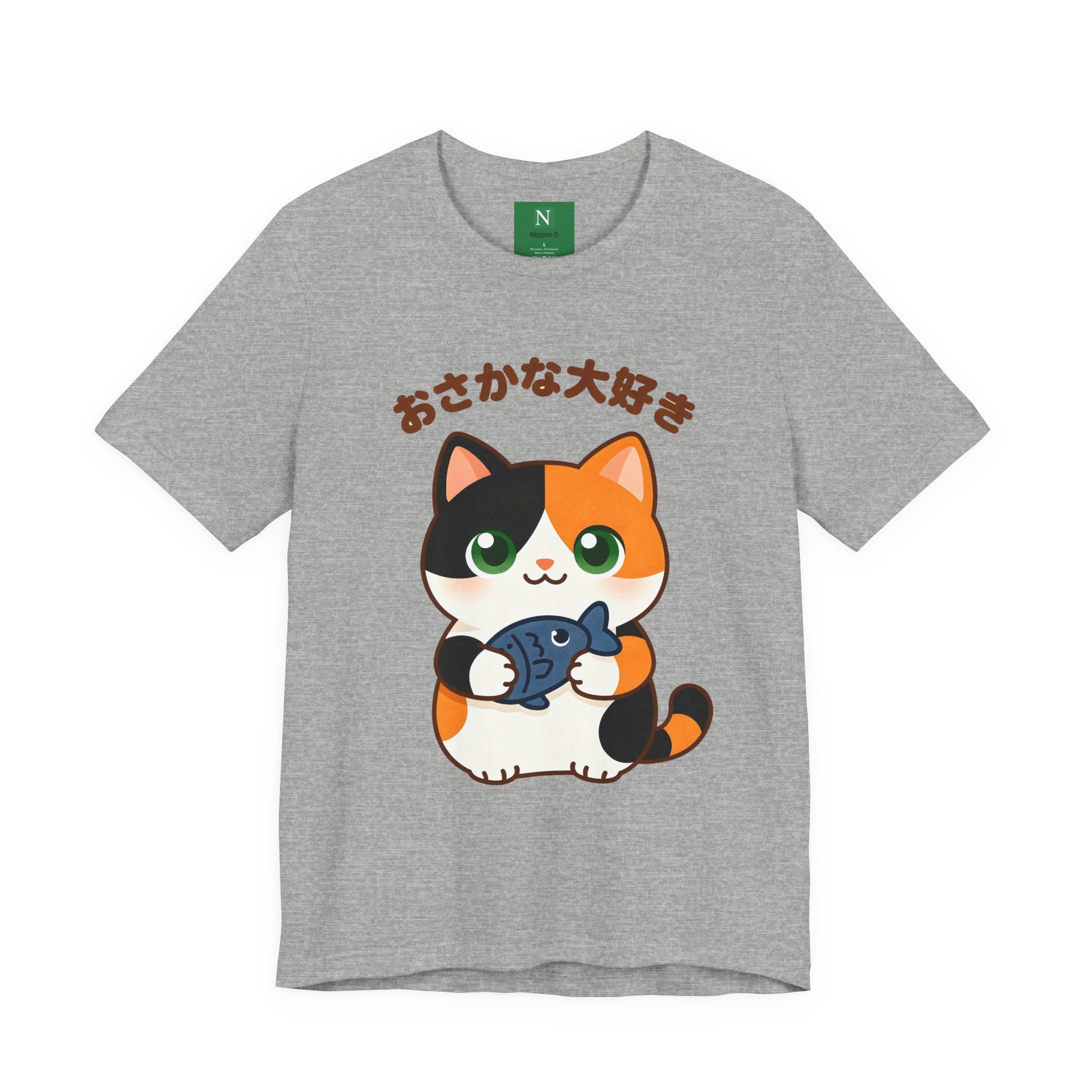 Cat Lover Tee – Cute Calico Cat Holding Fish with Japanese Text (おさかな大好き)