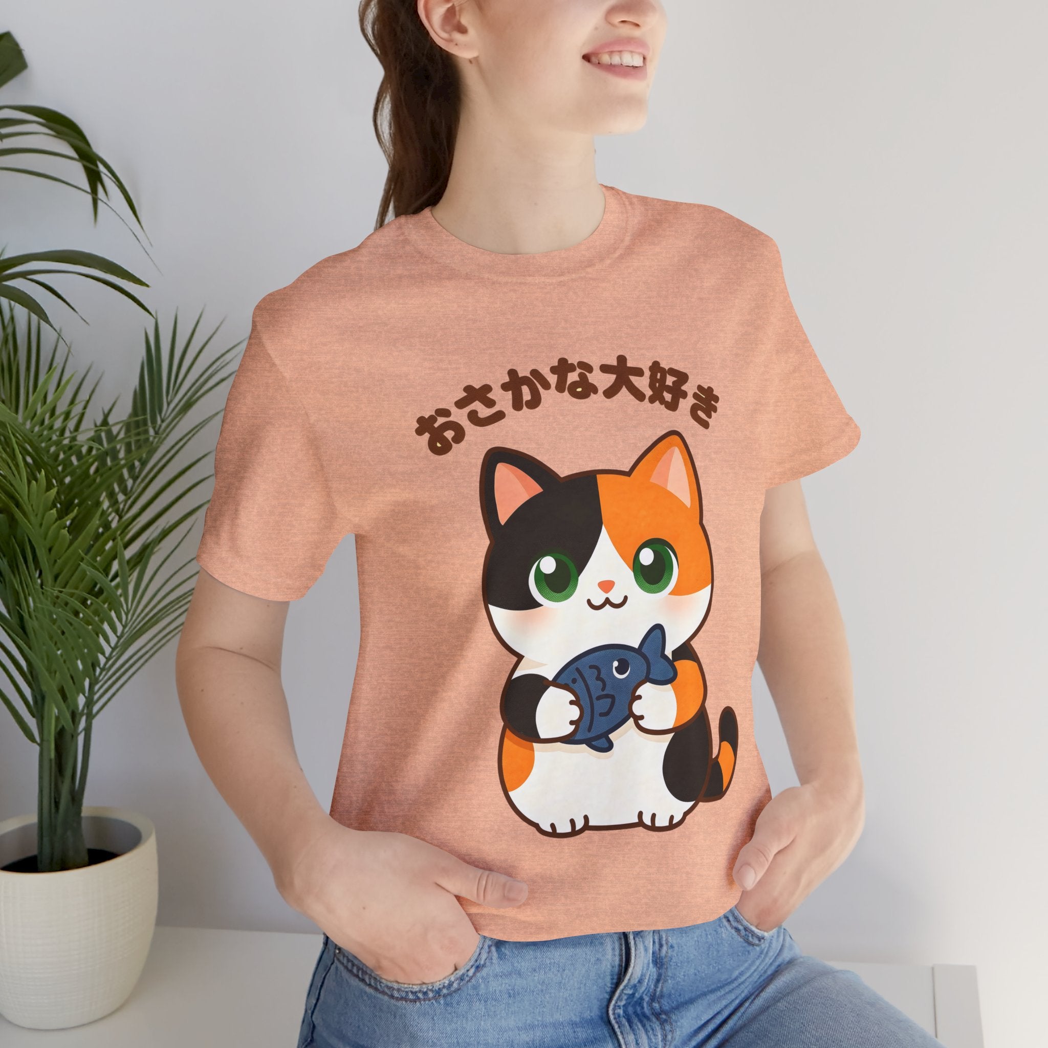 Cat Lover Tee – Cute Calico Cat Holding Fish with Japanese Text (おさかな大好き)