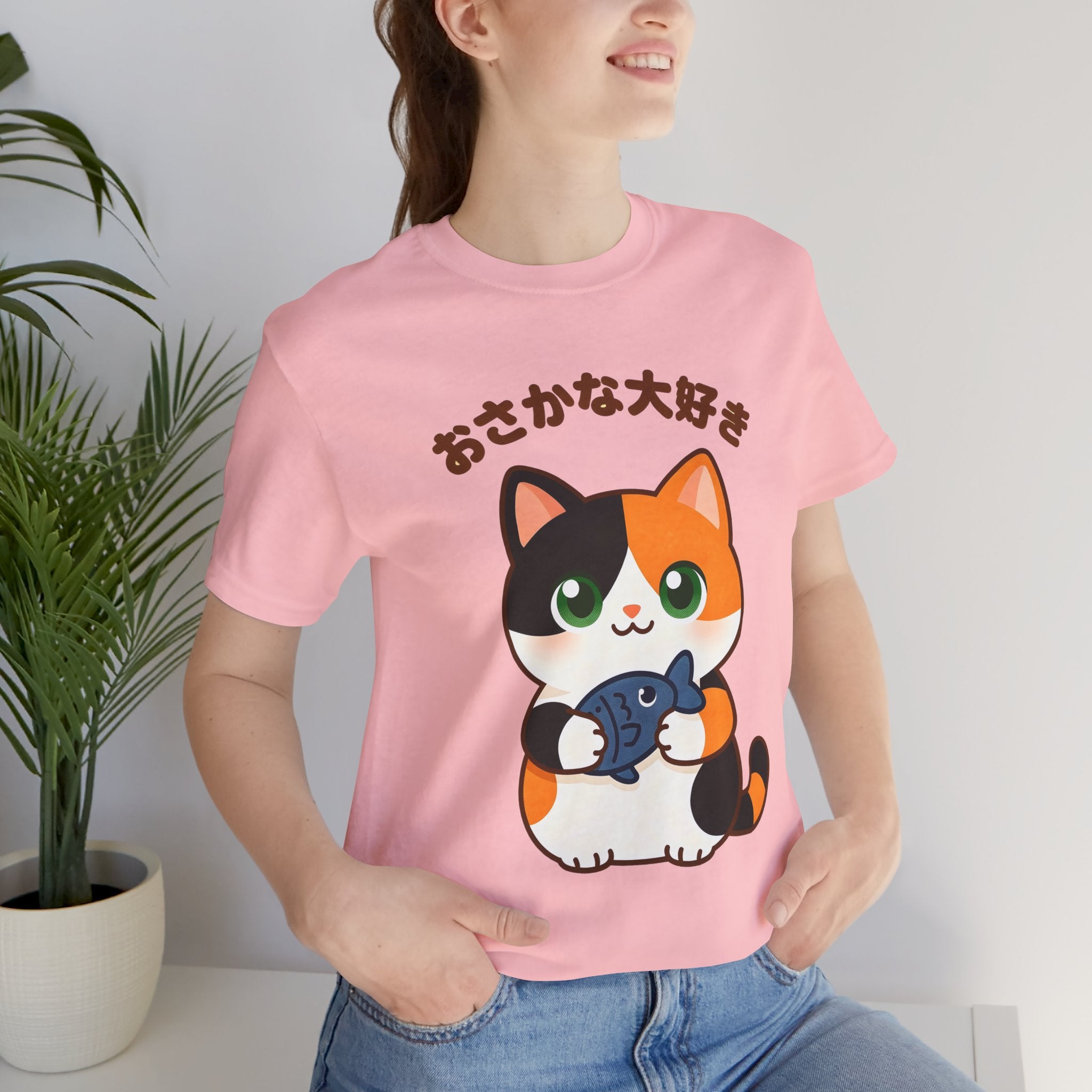 Cat Lover Tee – Cute Calico Cat Holding Fish with Japanese Text (おさかな大好き)