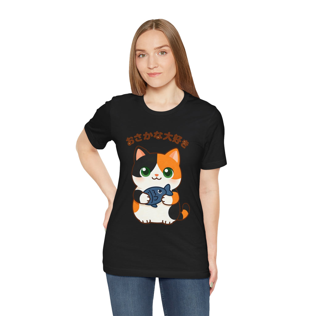 Cat Lover Tee – Cute Calico Cat Holding Fish with Japanese Text (おさかな大好き)
