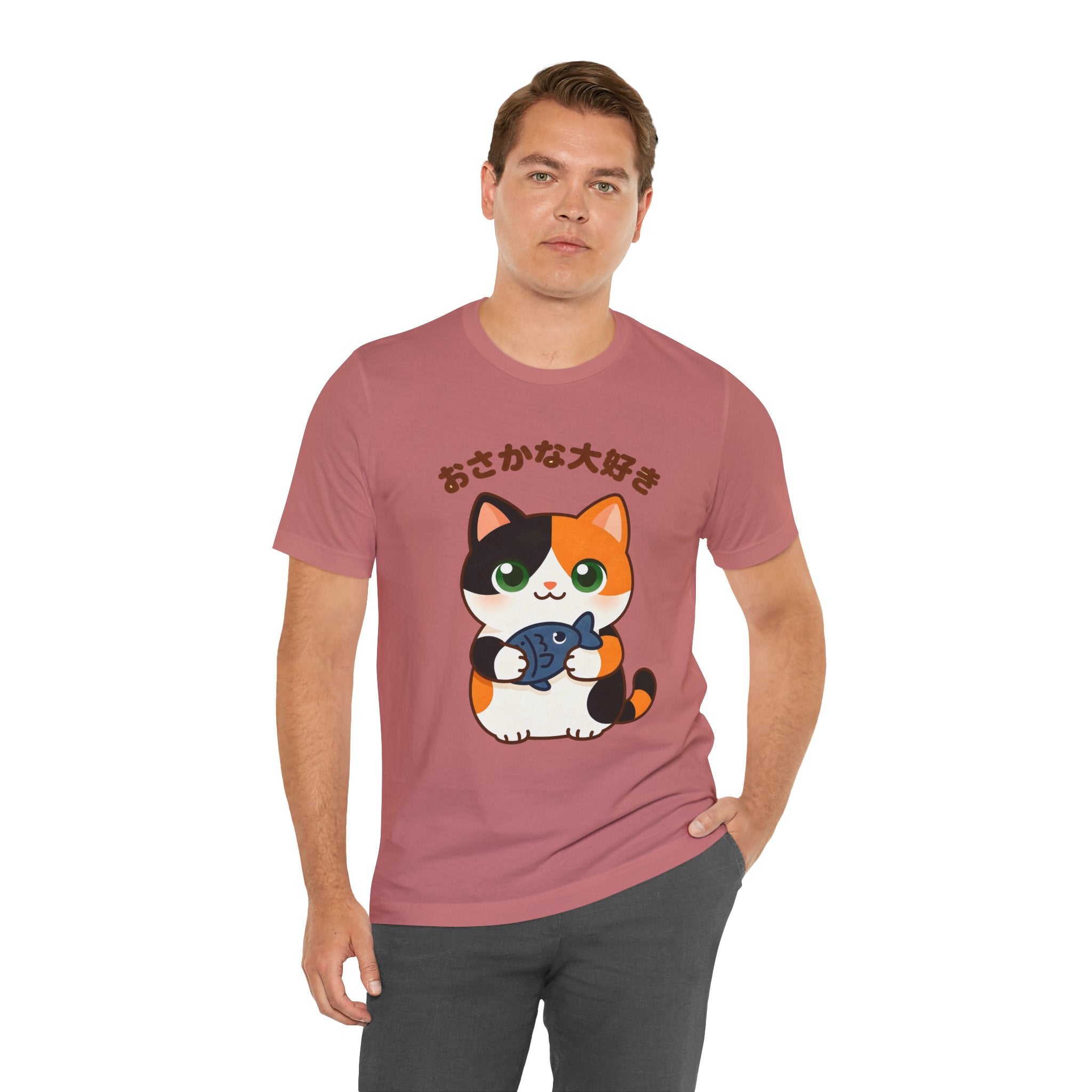 Cat Lover Tee – Cute Calico Cat Holding Fish with Japanese Text (おさかな大好き)