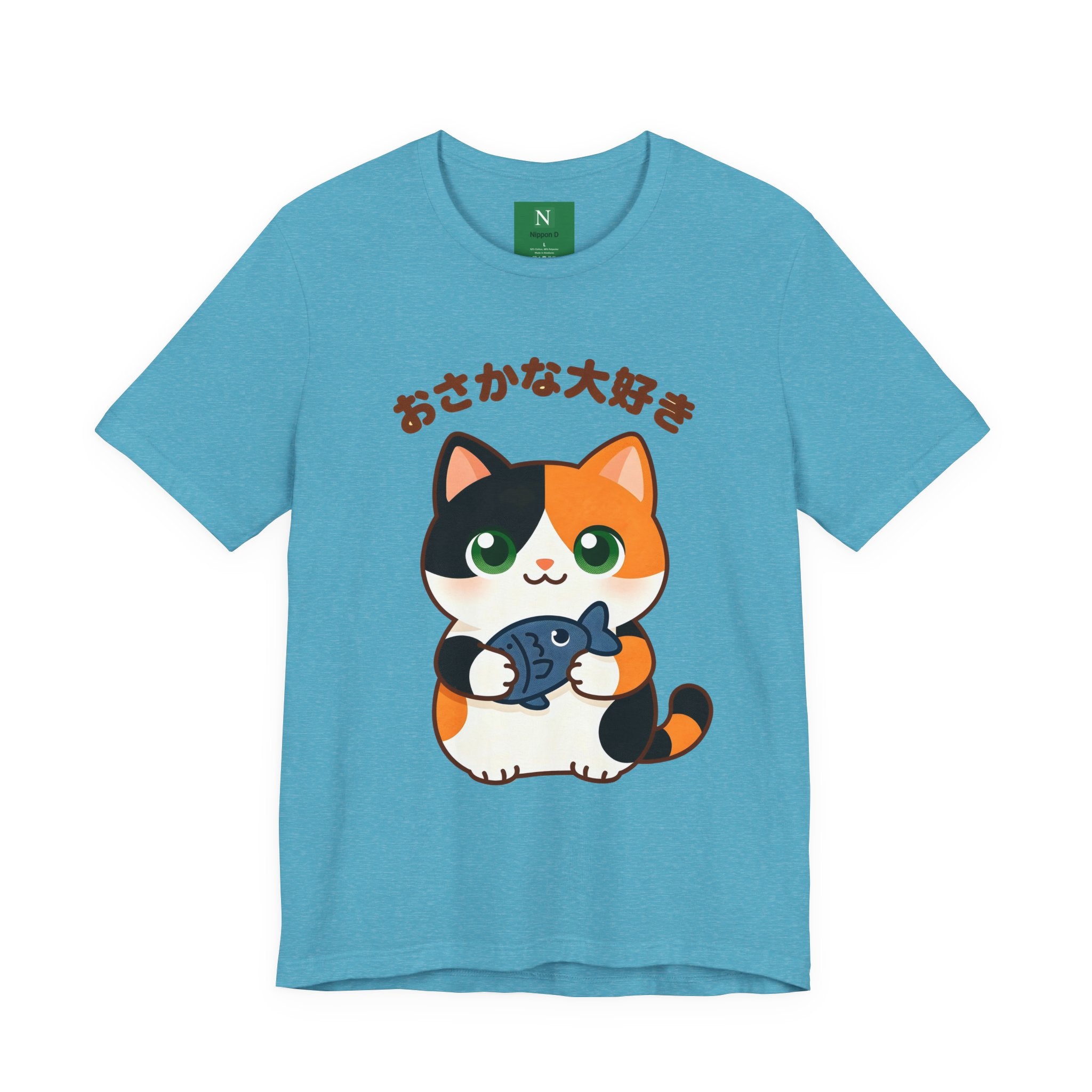 Cat Lover Tee – Cute Calico Cat Holding Fish with Japanese Text (おさかな大好き)
