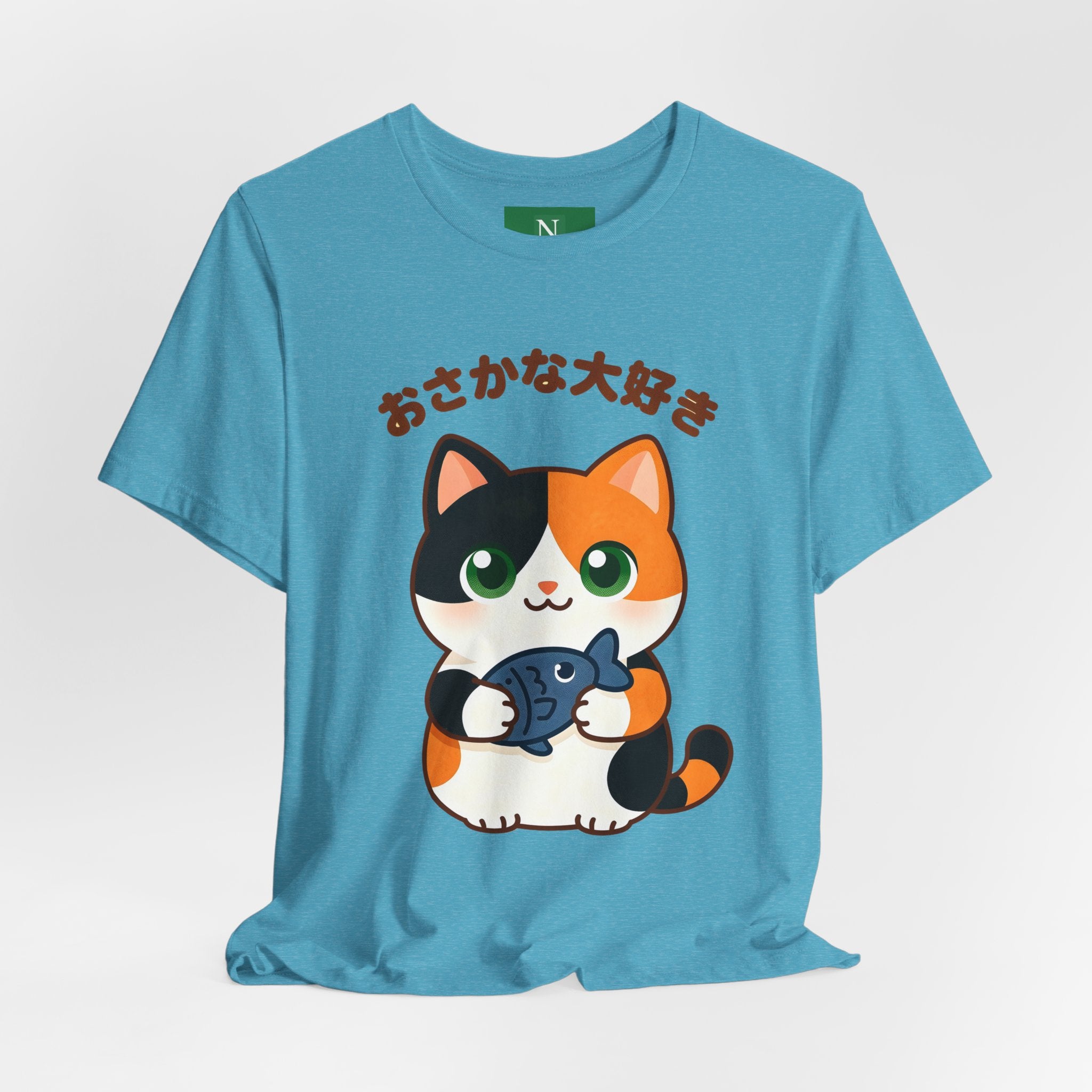Cat Lover Tee – Cute Calico Cat Holding Fish with Japanese Text (おさかな大好き)