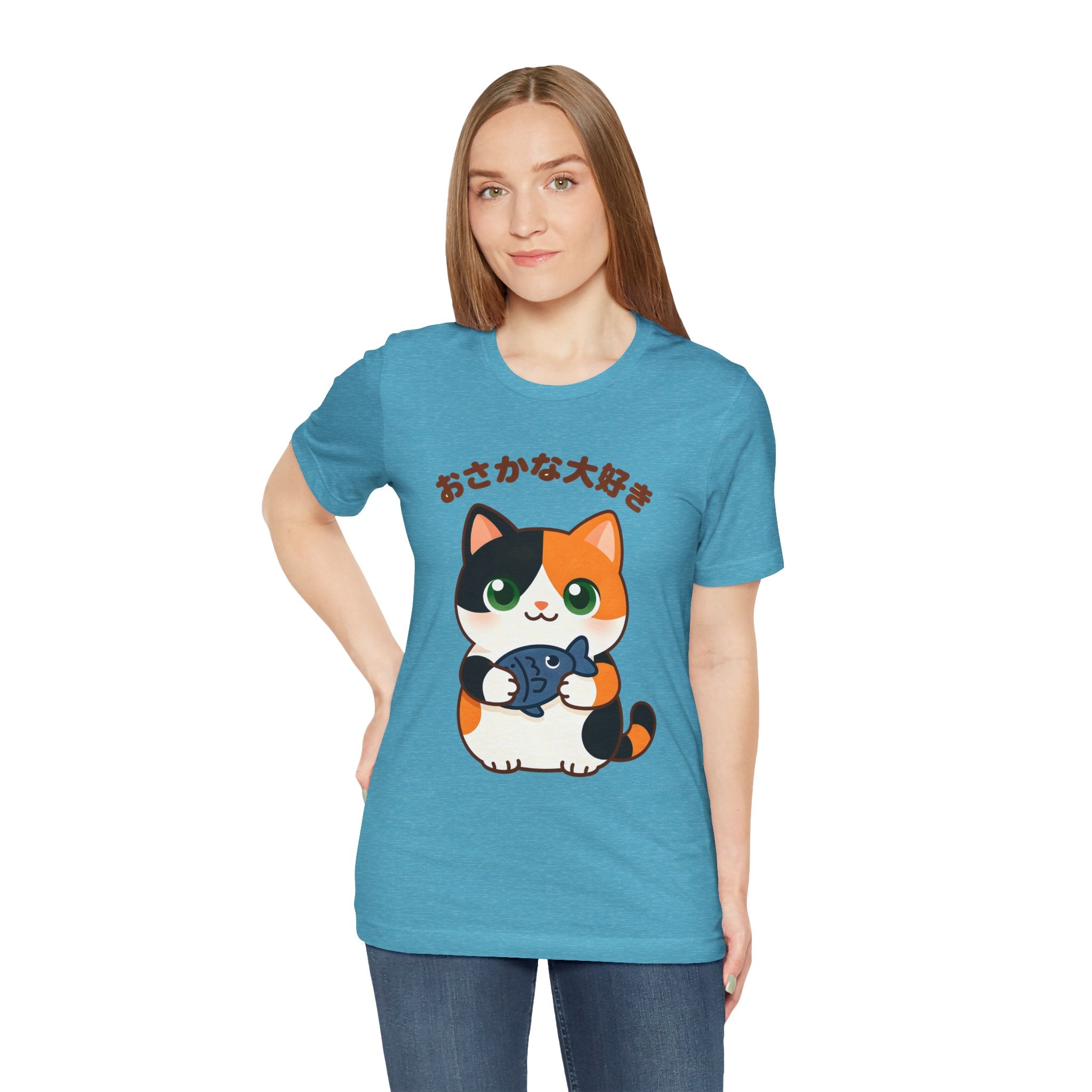 Cat Lover Tee – Cute Calico Cat Holding Fish with Japanese Text (おさかな大好き)