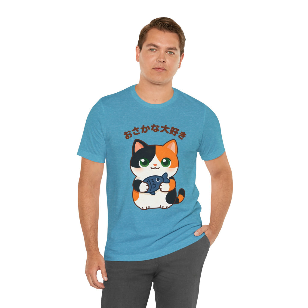 Cat Lover Tee – Cute Calico Cat Holding Fish with Japanese Text (おさかな大好き)