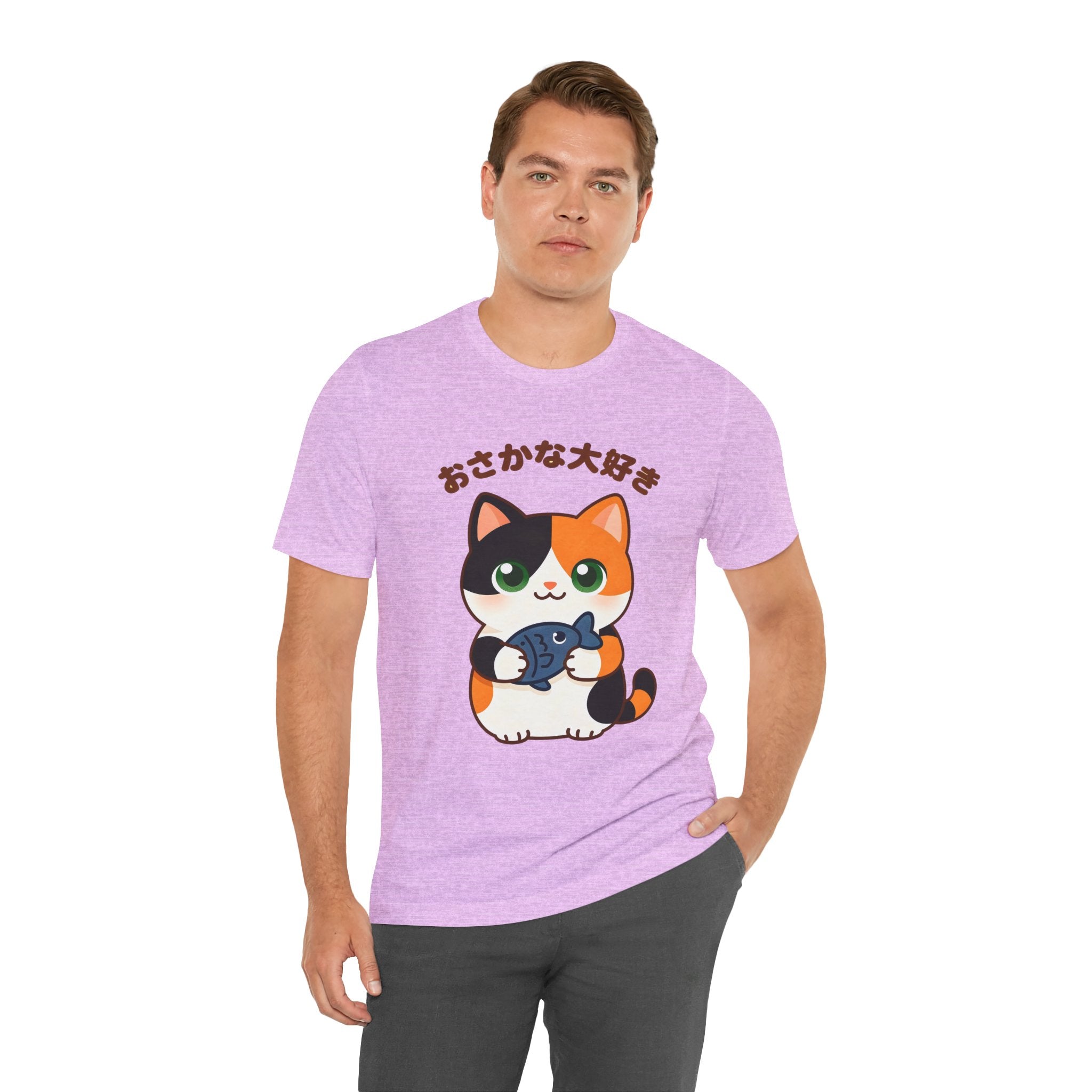 Cat Lover Tee – Cute Calico Cat Holding Fish with Japanese Text (おさかな大好き)