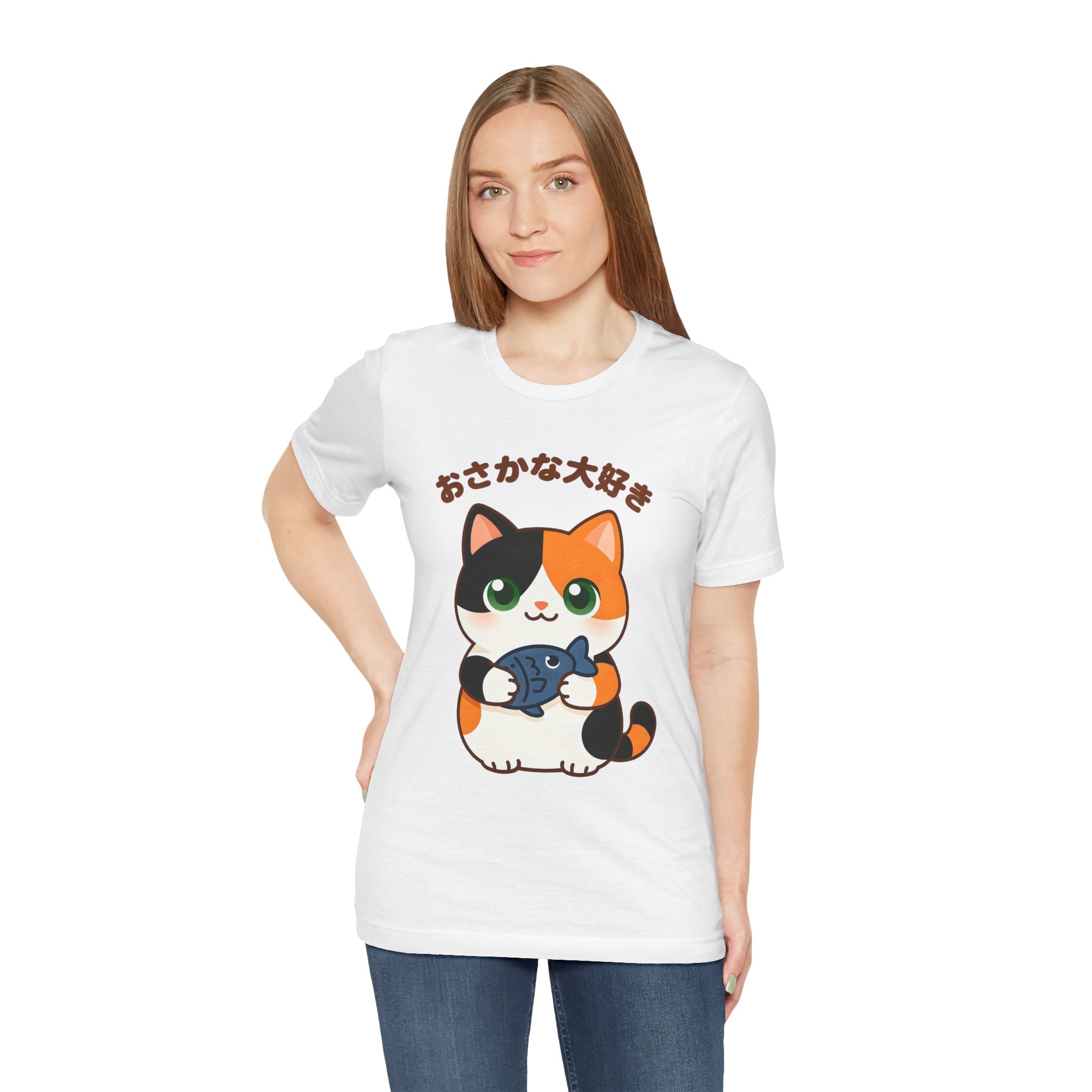 Cat Lover Tee – Cute Calico Cat Holding Fish with Japanese Text (おさかな大好き)