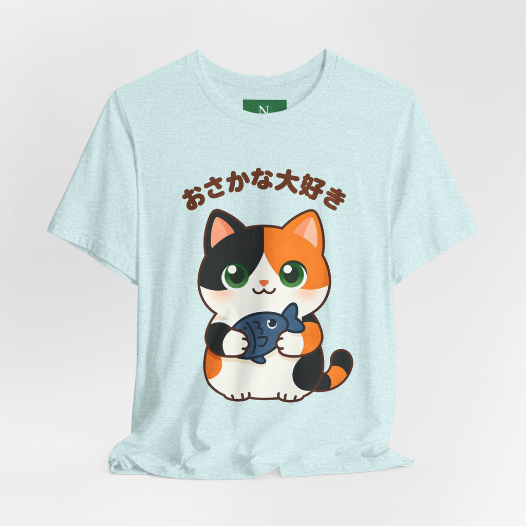 Cat Lover Tee – Cute Calico Cat Holding Fish with Japanese Text (おさかな大好き)