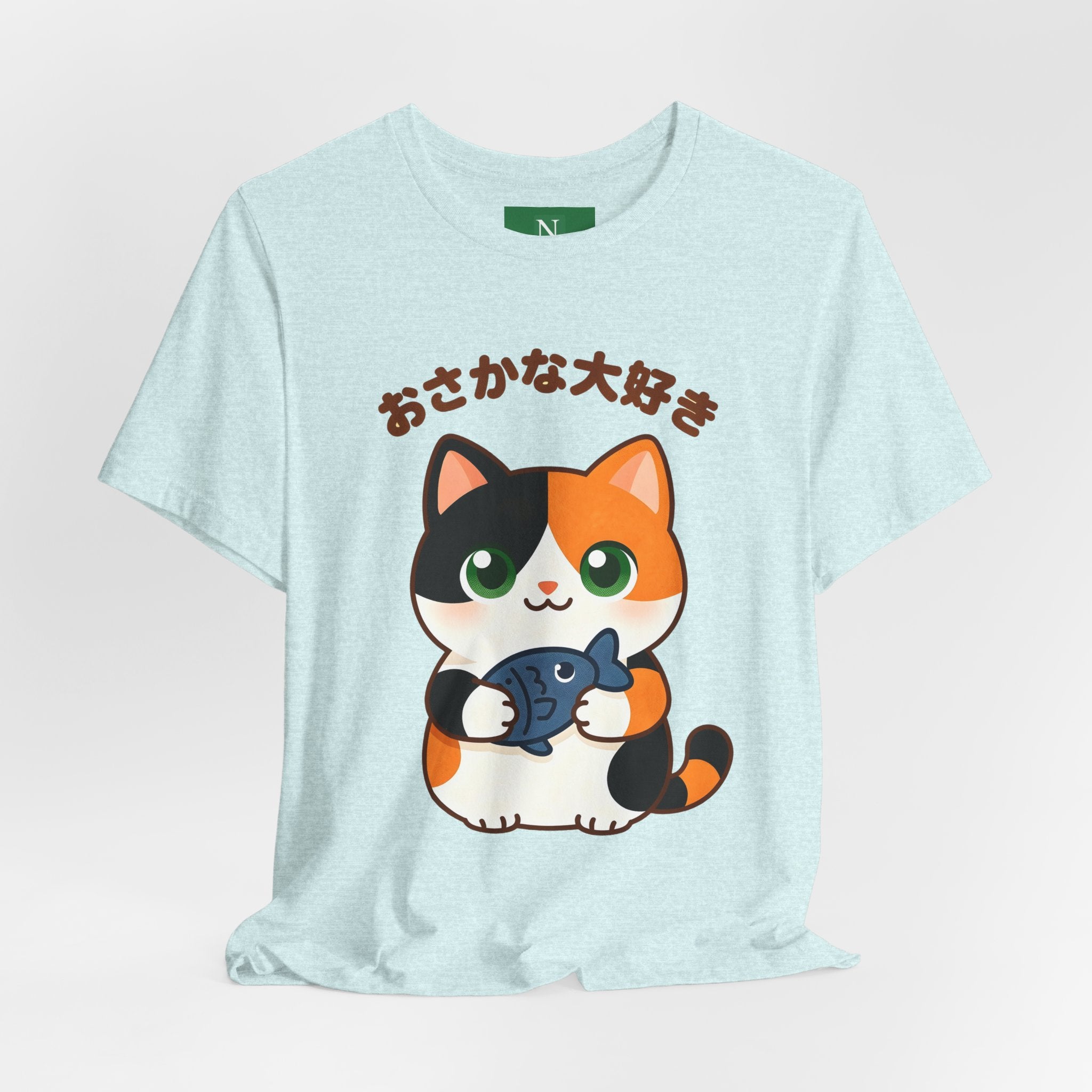 Cat Lover Tee – Cute Calico Cat Holding Fish with Japanese Text (おさかな大好き)