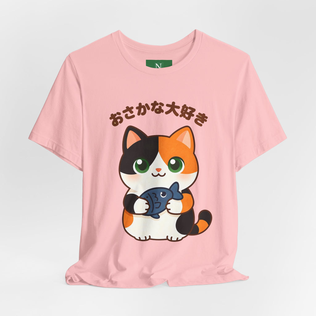 Cat Lover Tee – Cute Calico Cat Holding Fish with Japanese Text (おさかな大好き)