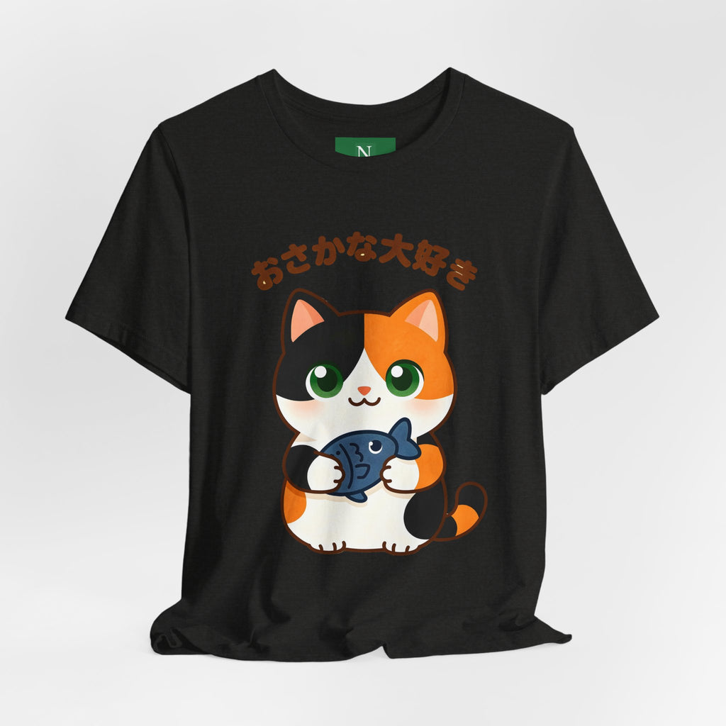 Cat Lover Tee – Cute Calico Cat Holding Fish with Japanese Text (おさかな大好き)