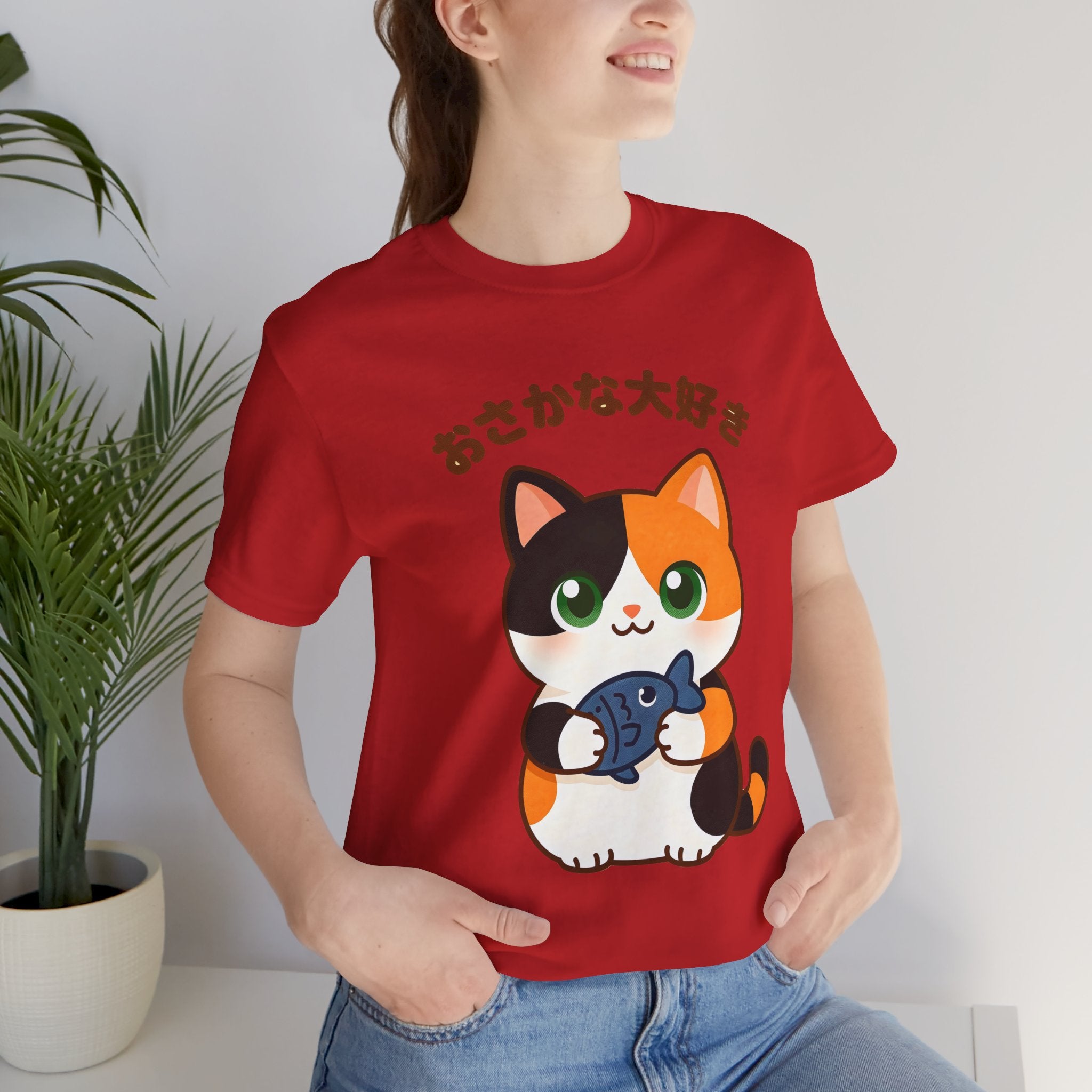 Cat Lover Tee – Cute Calico Cat Holding Fish with Japanese Text (おさかな大好き)