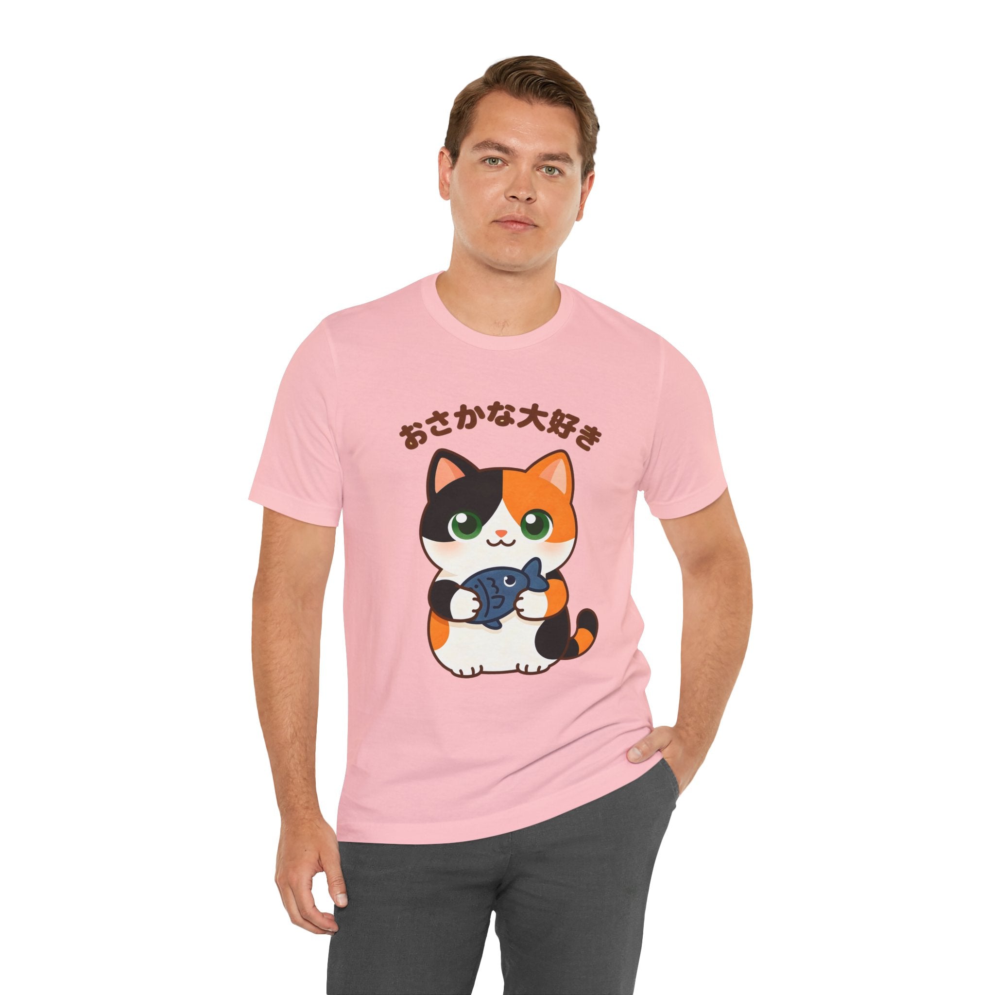 Cat Lover Tee – Cute Calico Cat Holding Fish with Japanese Text (おさかな大好き)