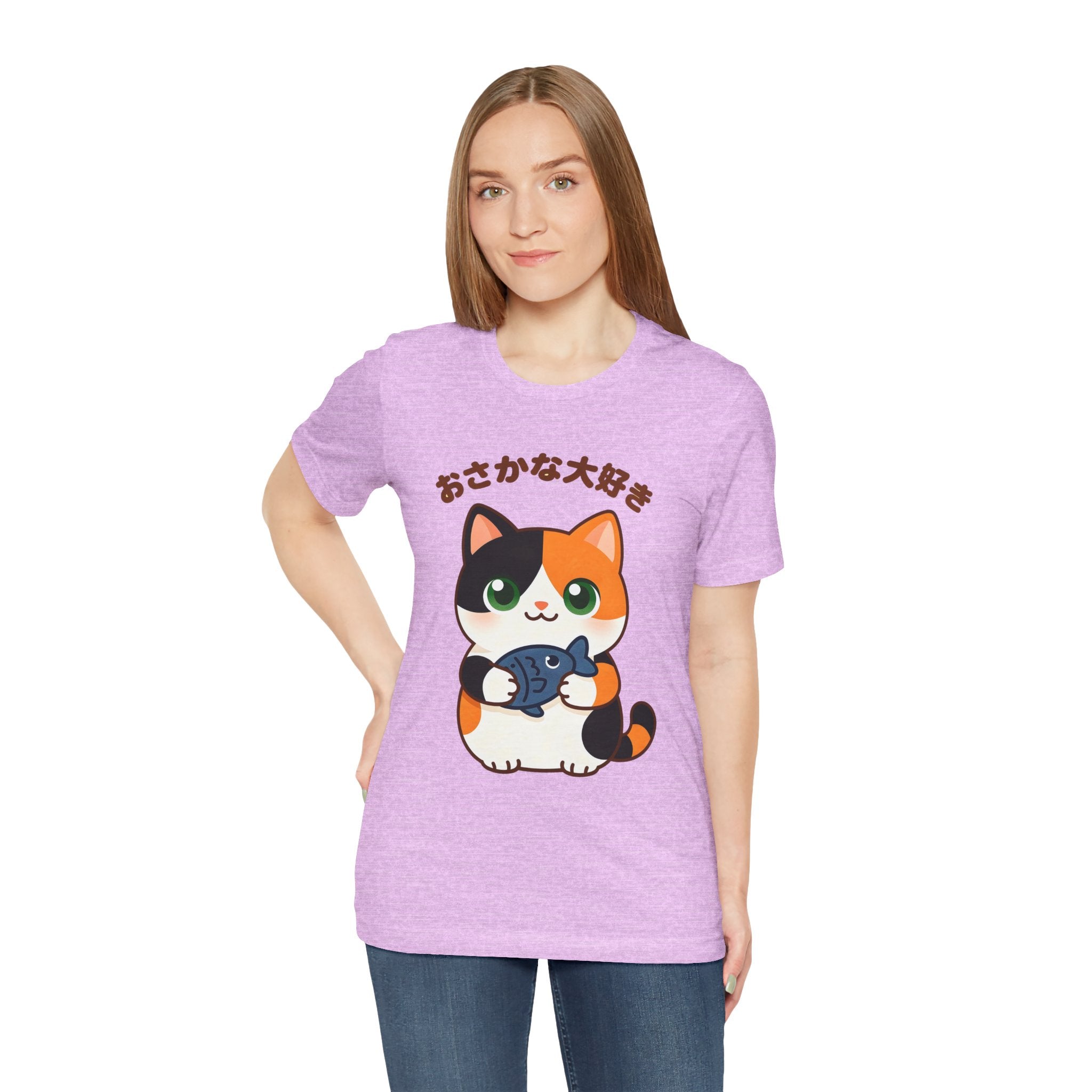 Cat Lover Tee – Cute Calico Cat Holding Fish with Japanese Text (おさかな大好き)