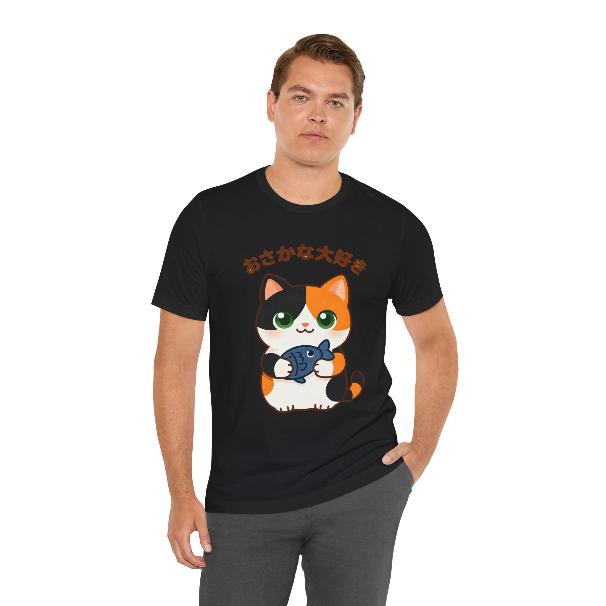 Cat Lover Tee – Cute Calico Cat Holding Fish with Japanese Text (おさかな大好き)