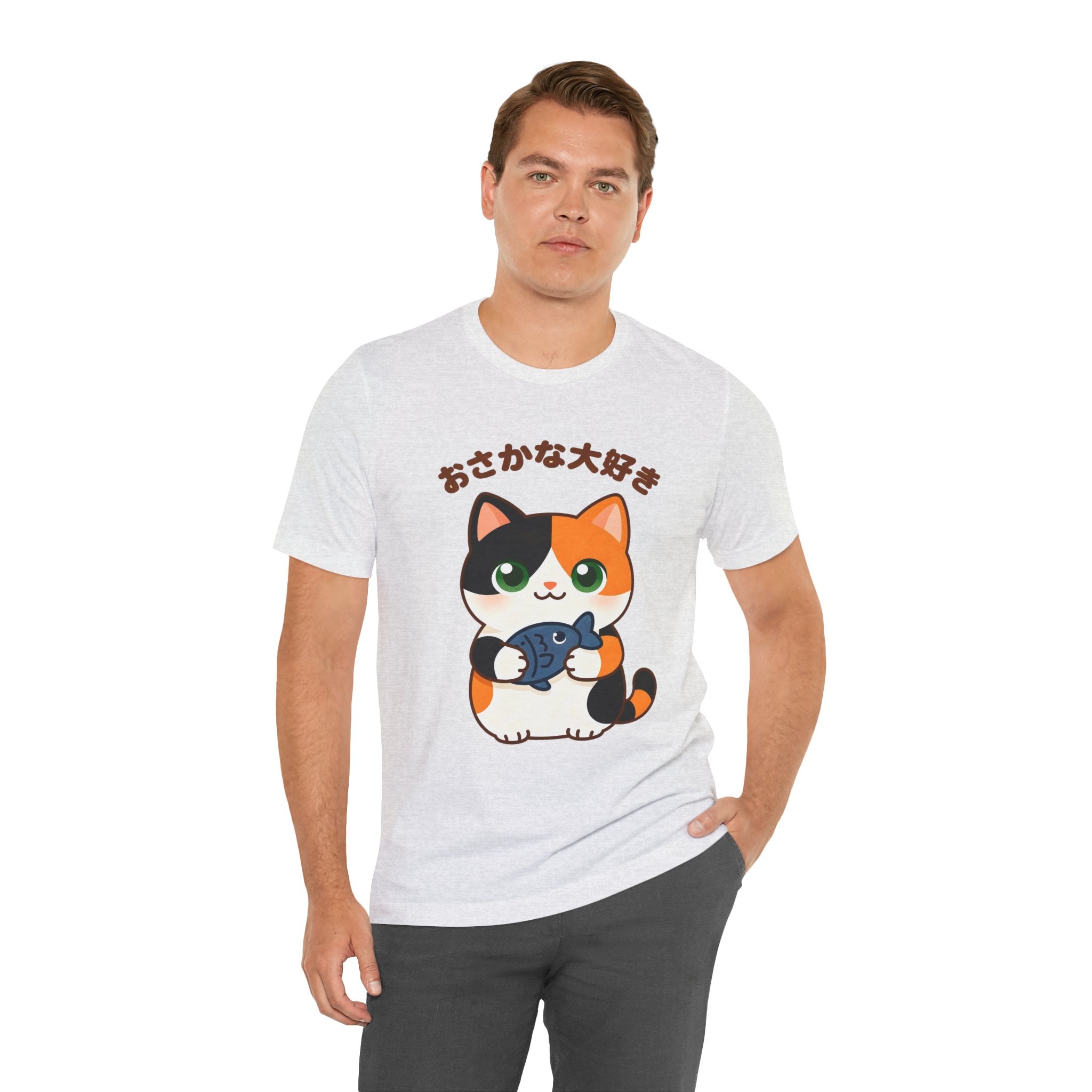 Cat Lover Tee – Cute Calico Cat Holding Fish with Japanese Text (おさかな大好き)
