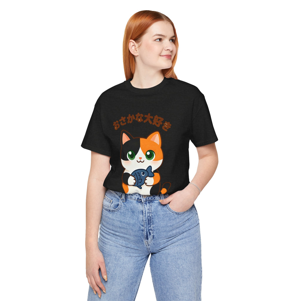 Cat Lover Tee – Cute Calico Cat Holding Fish with Japanese Text (おさかな大好き)