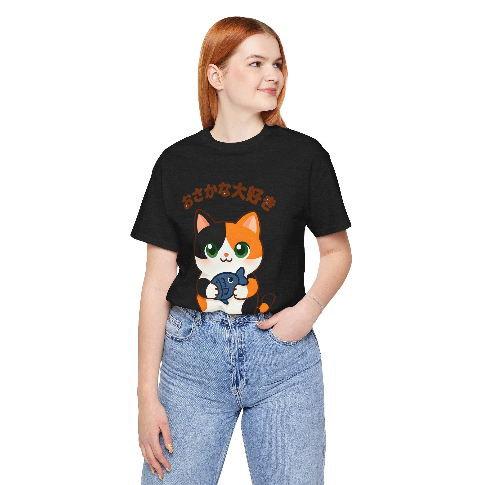 Cat Lover Tee – Cute Calico Cat Holding Fish with Japanese Text (おさかな大好き)