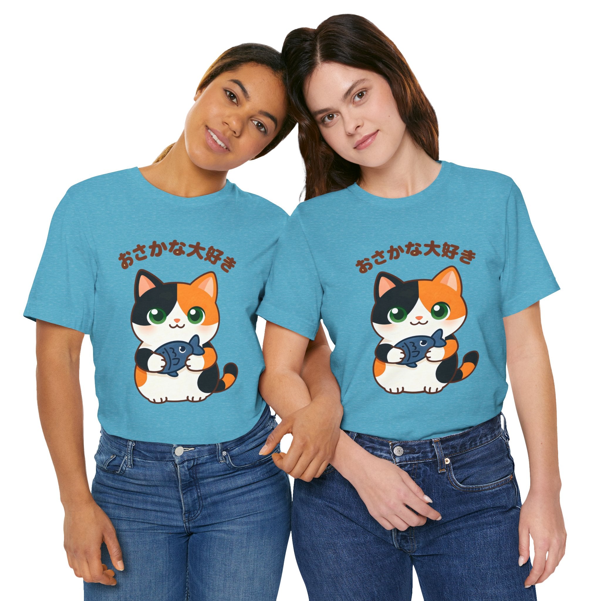 Cat Lover Tee – Cute Calico Cat Holding Fish with Japanese Text (おさかな大好き)
