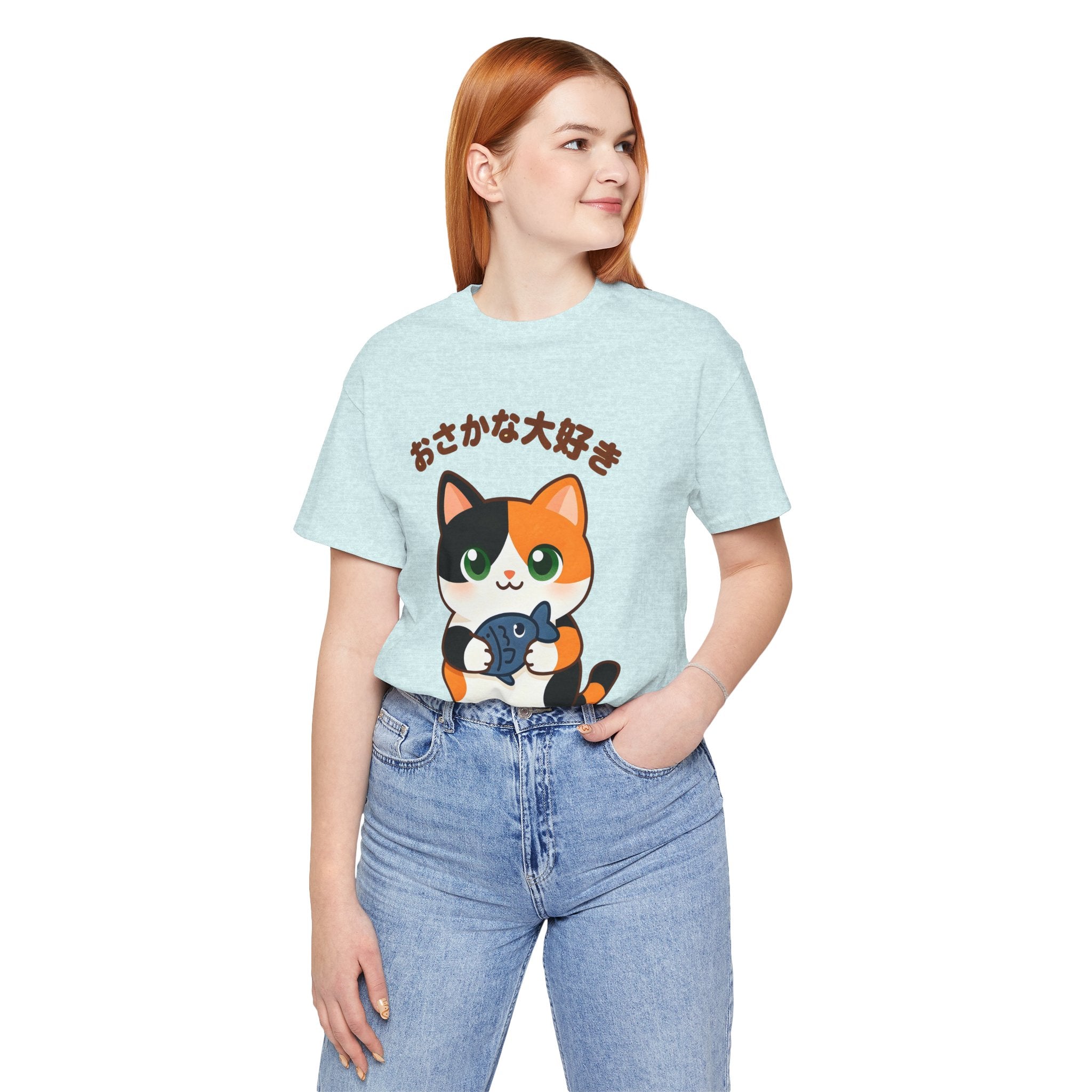 Cat Lover Tee – Cute Calico Cat Holding Fish with Japanese Text (おさかな大好き)