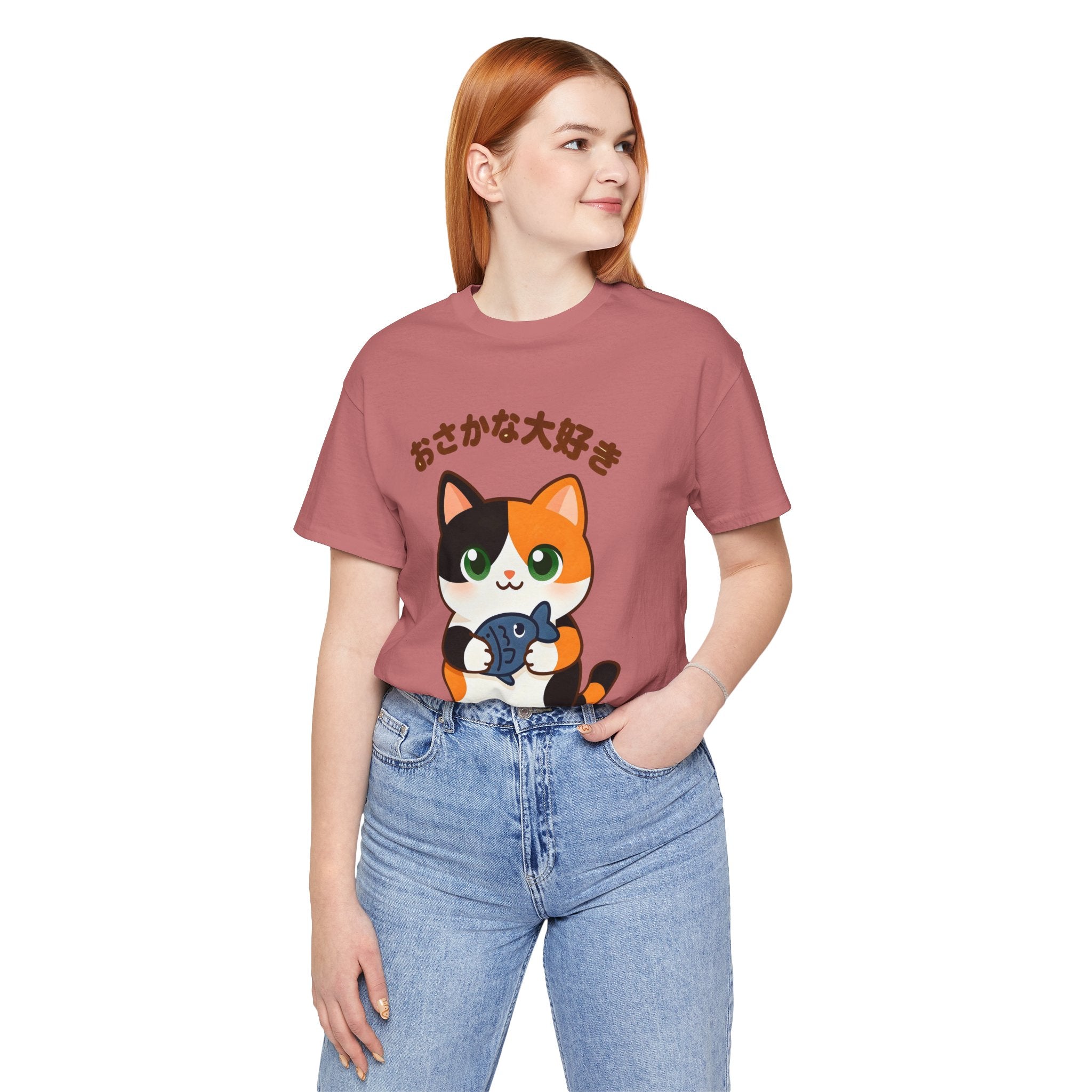 Cat Lover Tee – Cute Calico Cat Holding Fish with Japanese Text (おさかな大好き)
