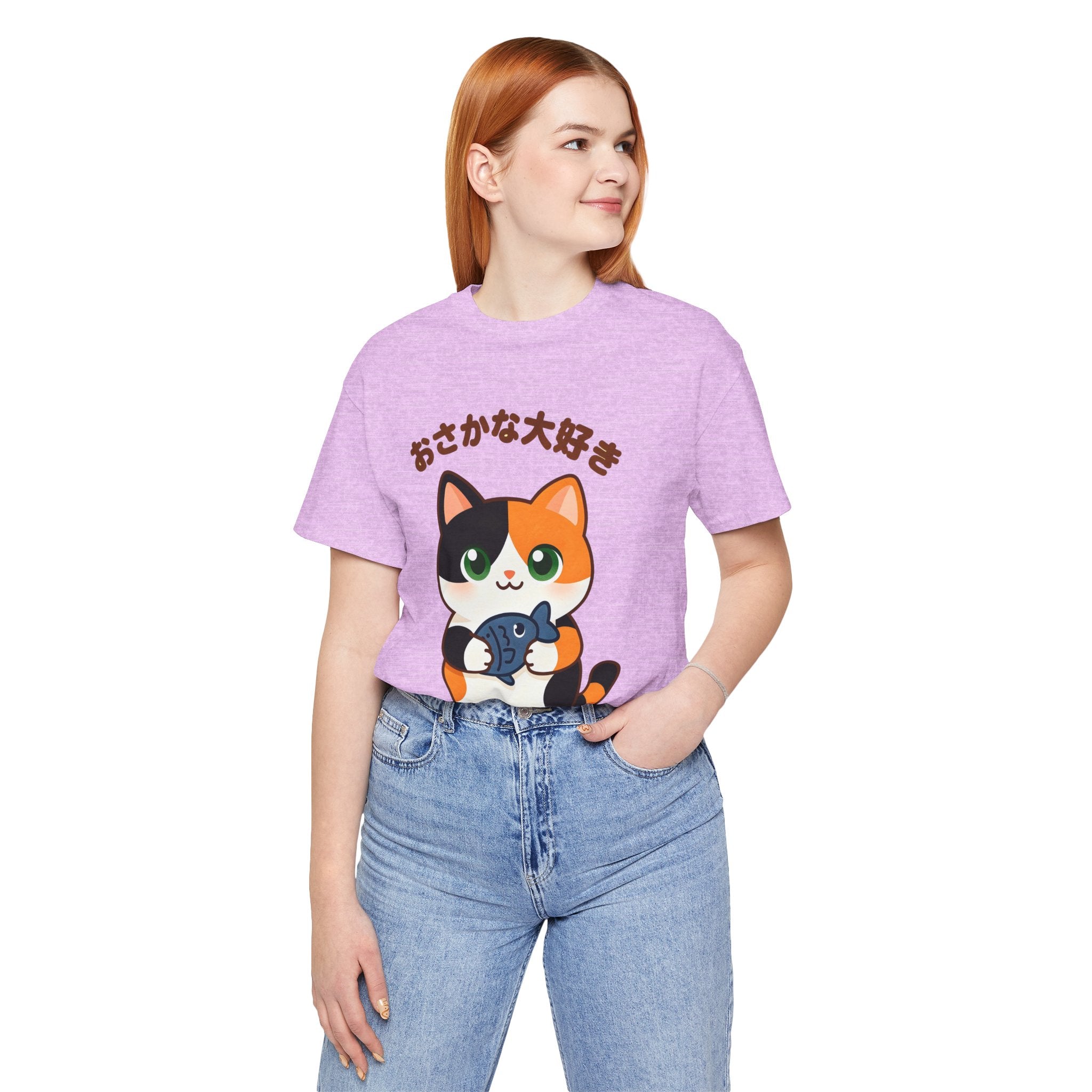 Cat Lover Tee – Cute Calico Cat Holding Fish with Japanese Text (おさかな大好き)