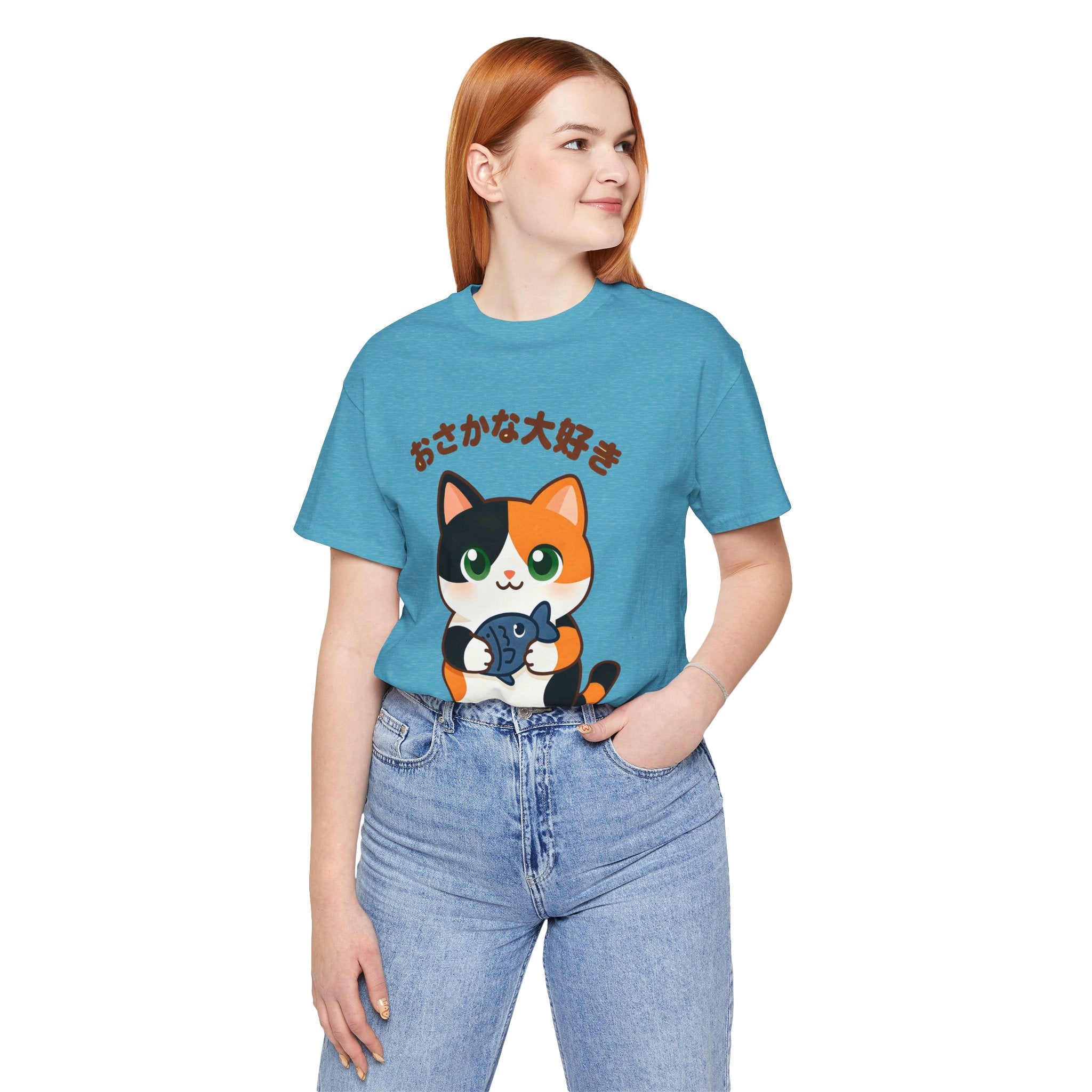 Cat Lover Tee – Cute Calico Cat Holding Fish with Japanese Text (おさかな大好き)