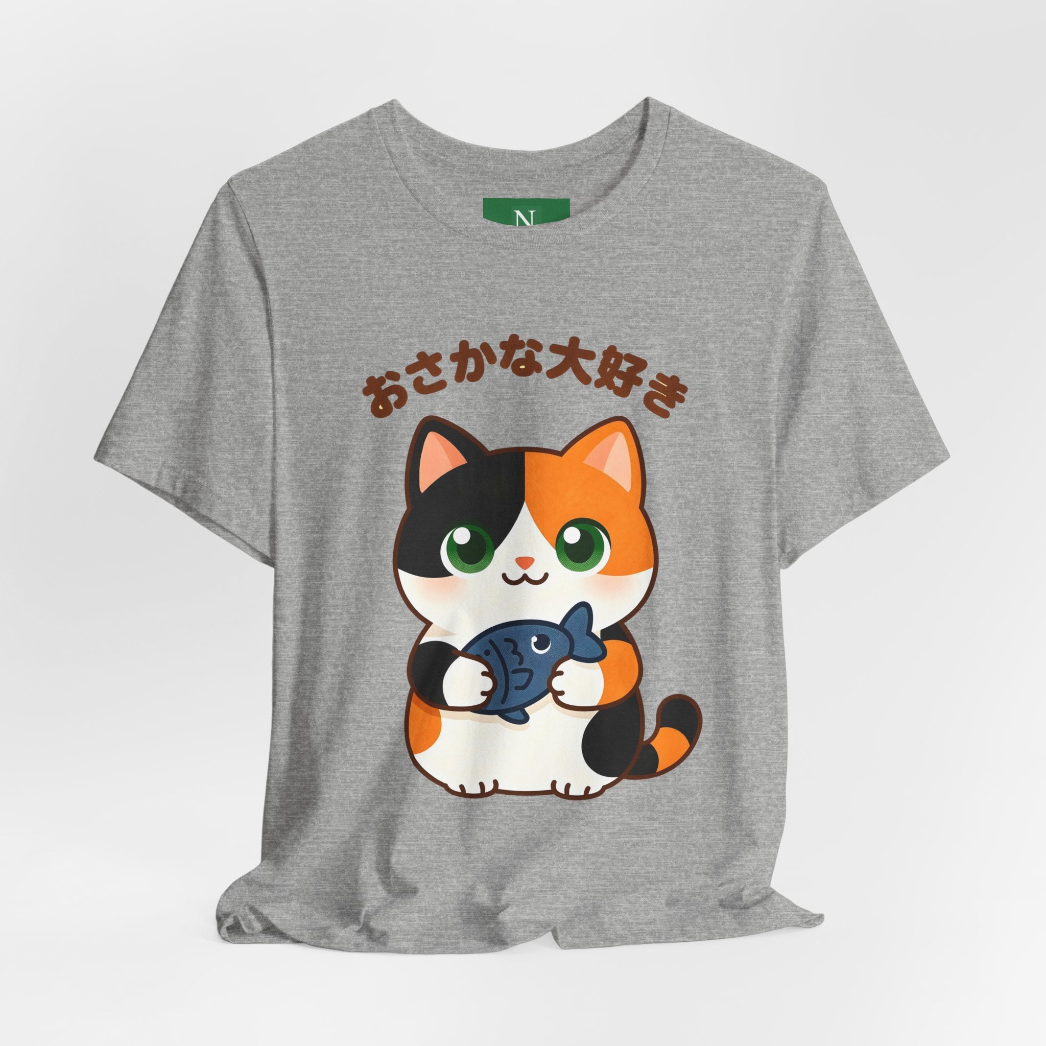Cat Lover Tee – Cute Calico Cat Holding Fish with Japanese Text (おさかな大好き)