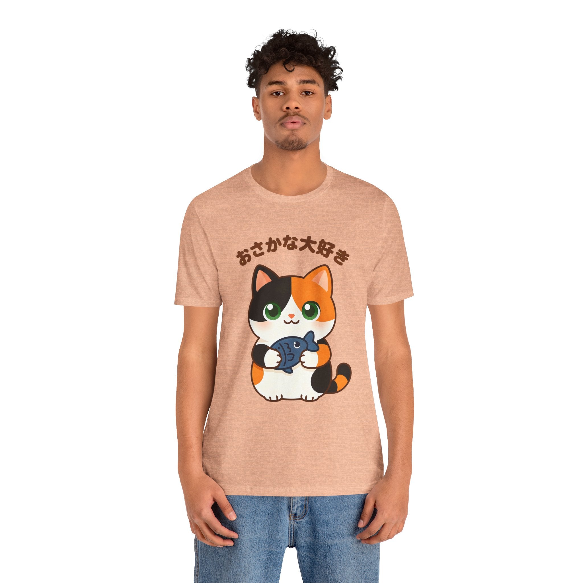 Cat Lover Tee – Cute Calico Cat Holding Fish with Japanese Text (おさかな大好き)