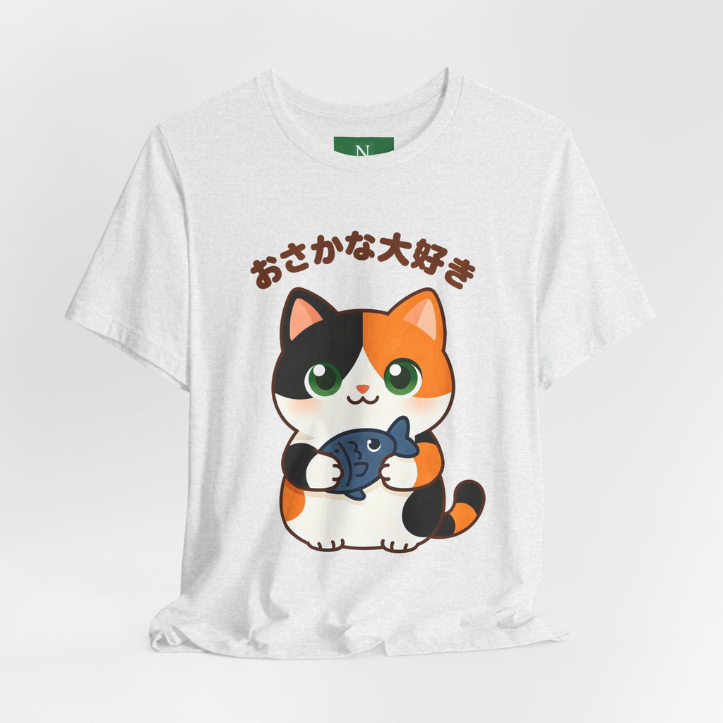 Cat Lover Tee – Cute Calico Cat Holding Fish with Japanese Text (おさかな大好き)