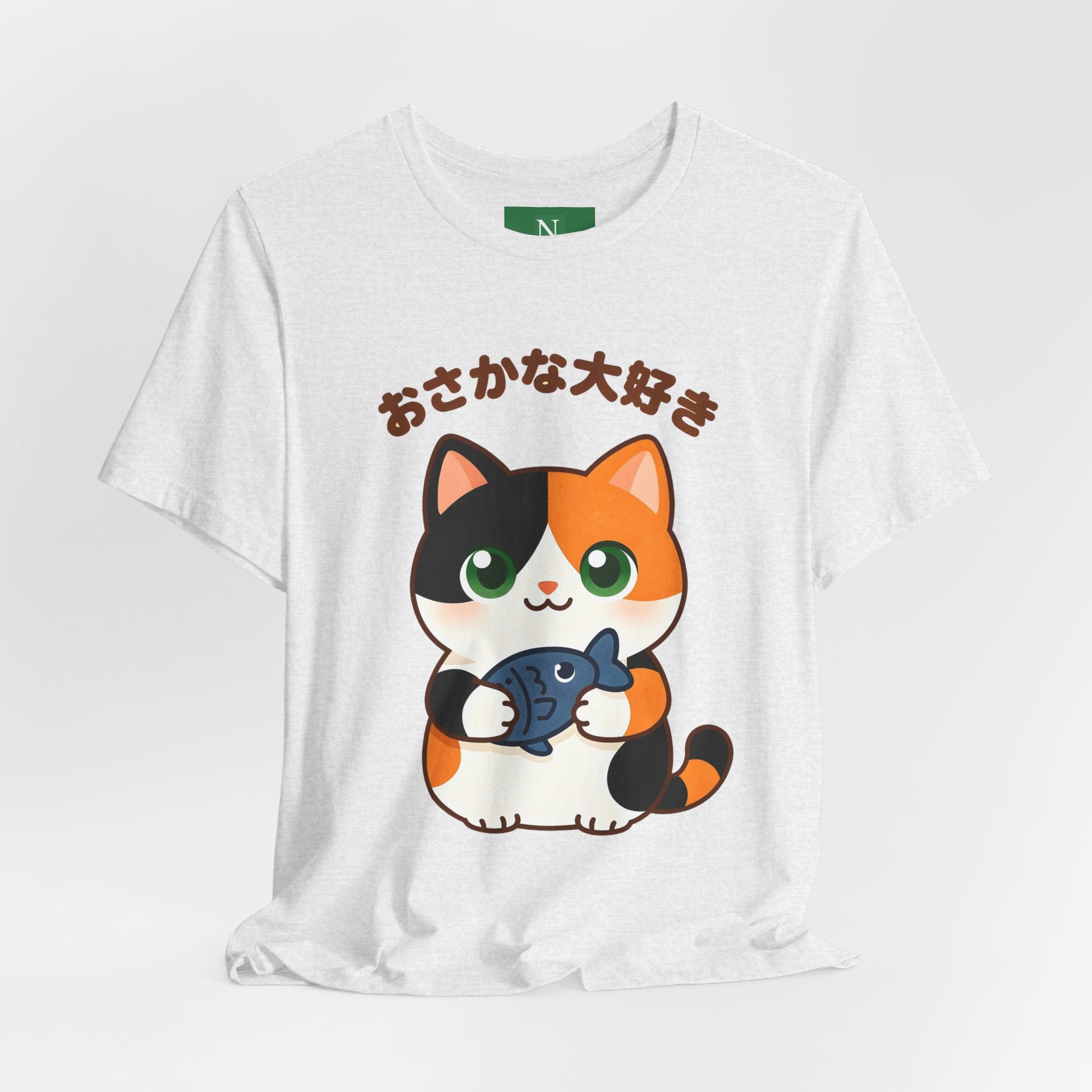 Cat Lover Tee – Cute Calico Cat Holding Fish with Japanese Text (おさかな大好き)