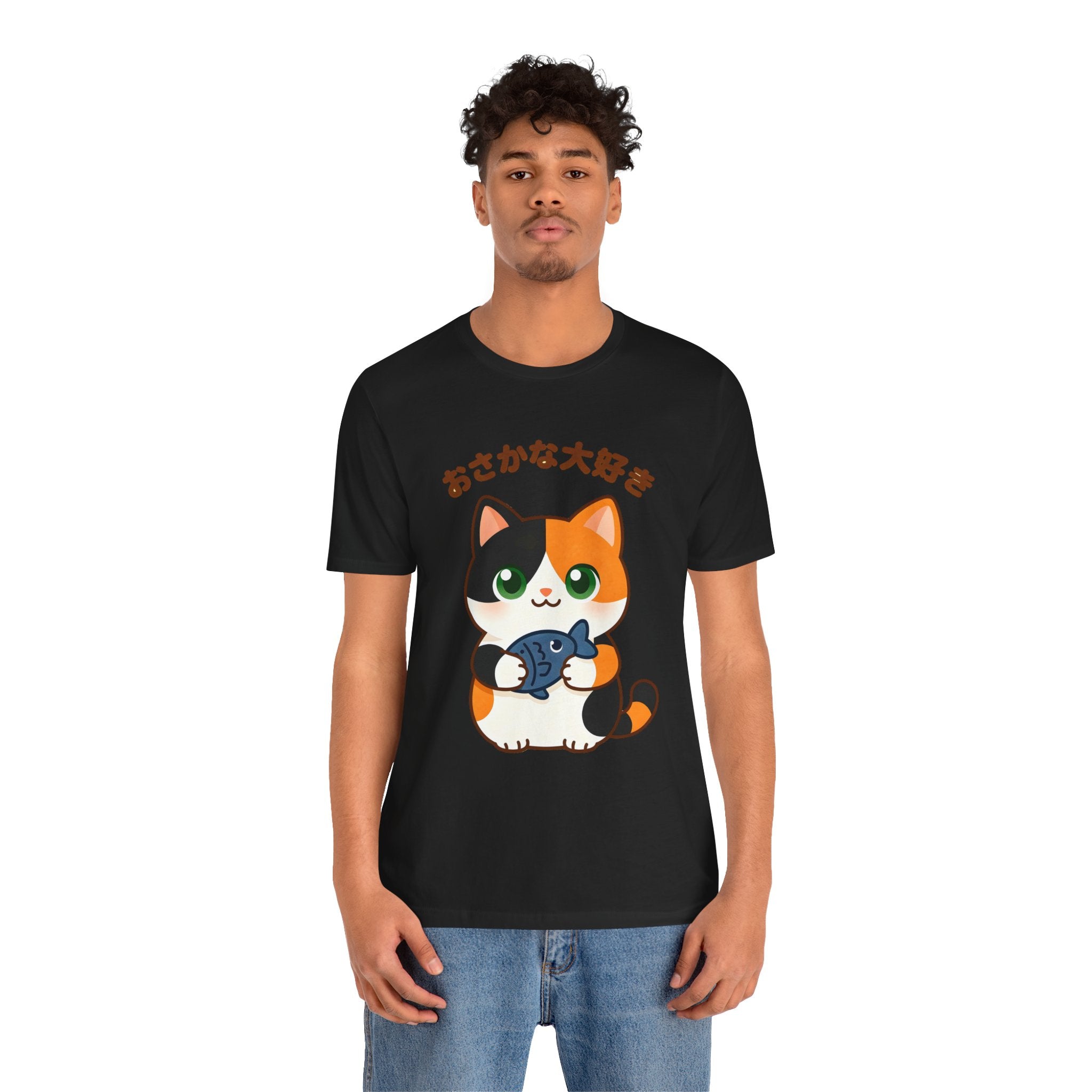 Cat Lover Tee – Cute Calico Cat Holding Fish with Japanese Text (おさかな大好き)