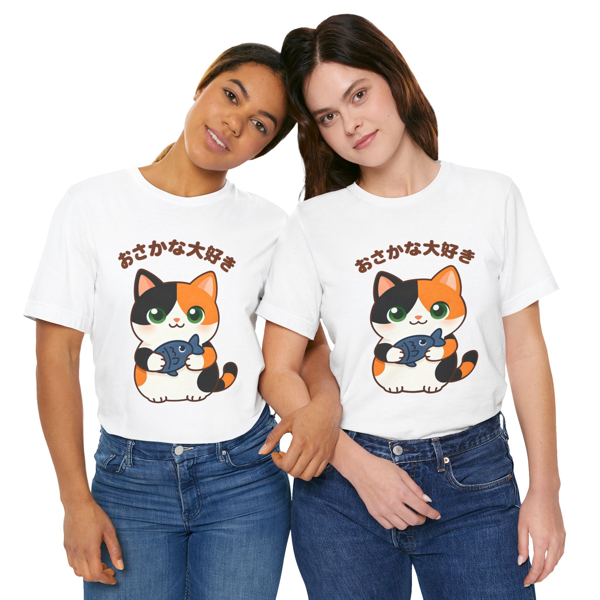 Cat Lover Tee – Cute Calico Cat Holding Fish with Japanese Text (おさかな大好き)