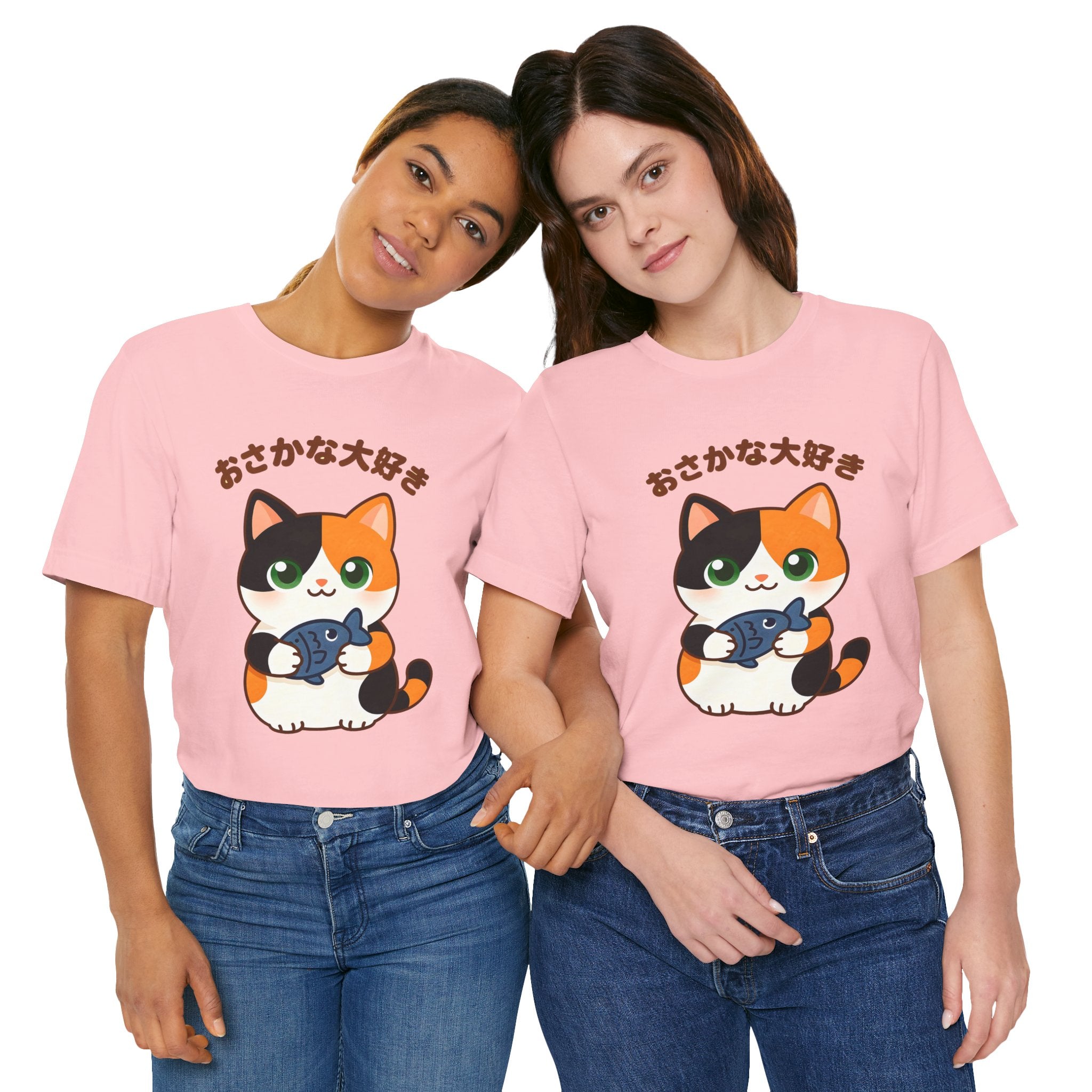 Cat Lover Tee – Cute Calico Cat Holding Fish with Japanese Text (おさかな大好き)