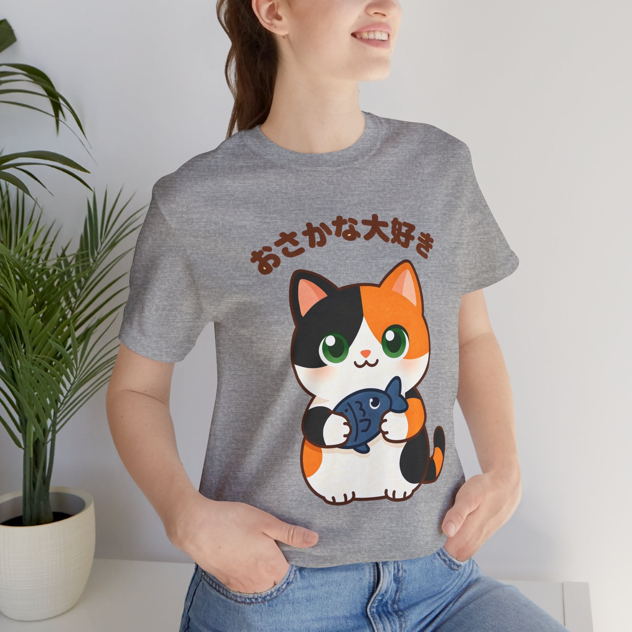 Cat Lover Tee – Cute Calico Cat Holding Fish with Japanese Text (おさかな大好き)