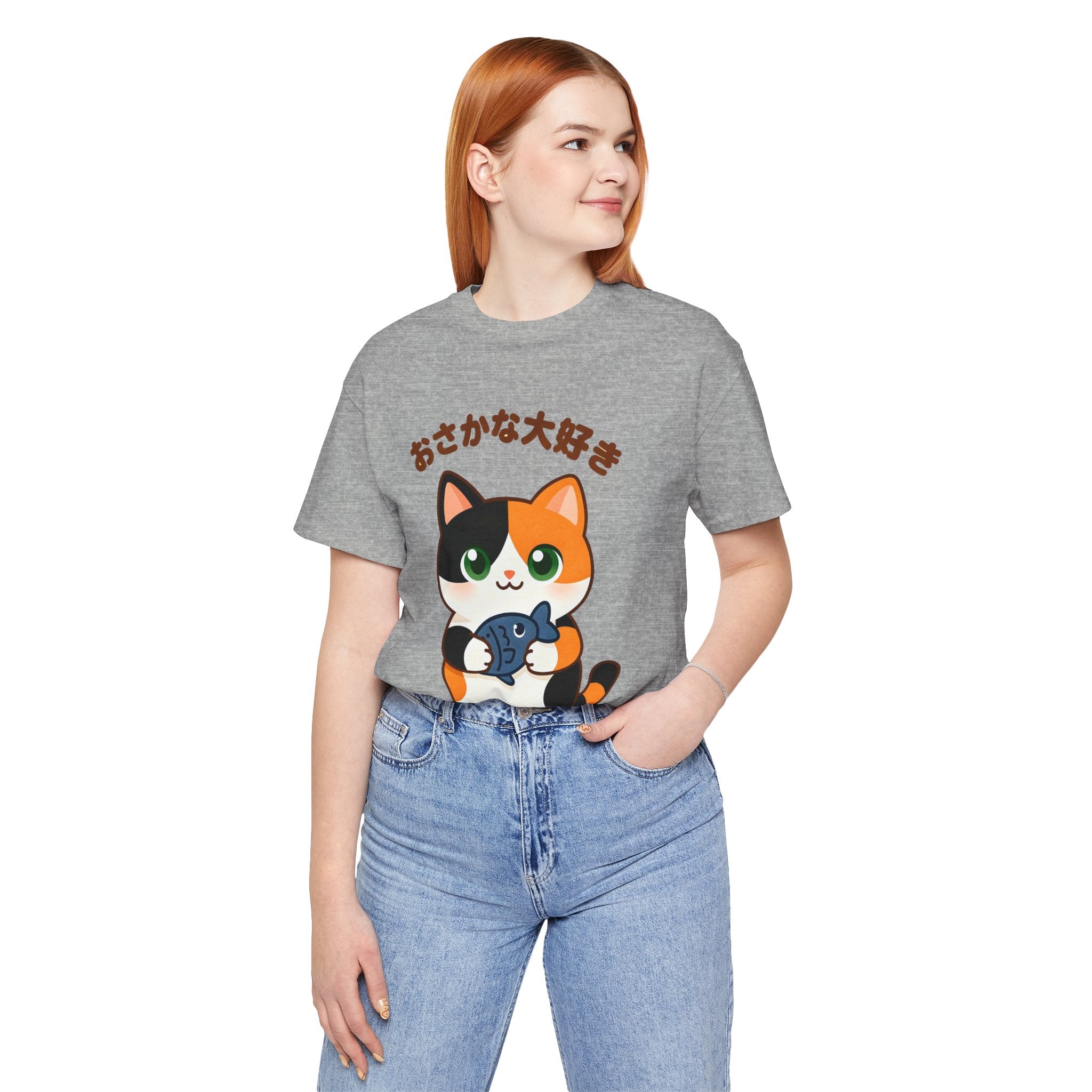 Cat Lover Tee – Cute Calico Cat Holding Fish with Japanese Text (おさかな大好き)