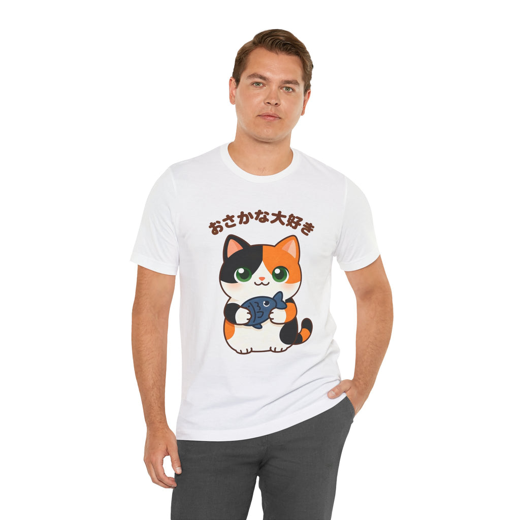 Cat Lover Tee – Cute Calico Cat Holding Fish with Japanese Text (おさかな大好き)