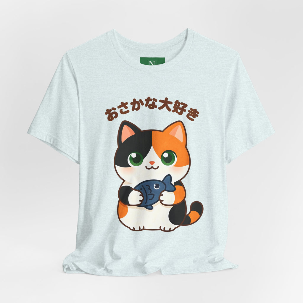 Cat Lover Tee – Cute Calico Cat Holding Fish with Japanese Text (おさかな大好き)