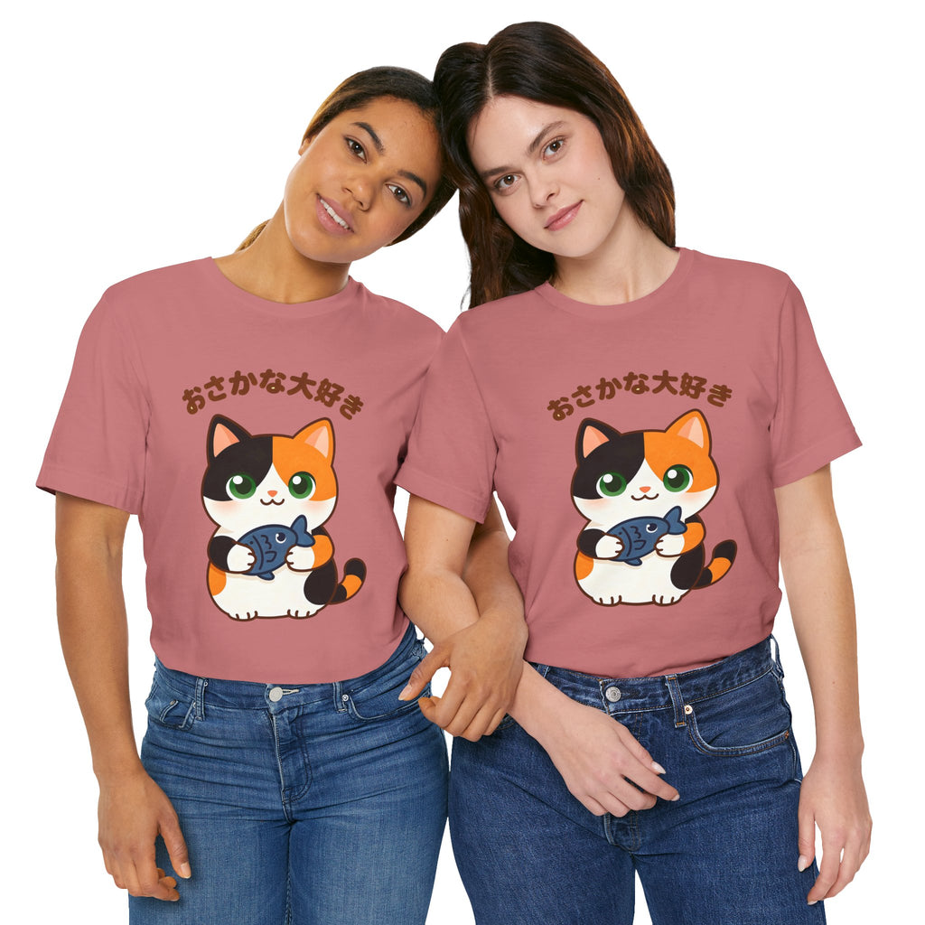 Cat Lover Tee – Cute Calico Cat Holding Fish with Japanese Text (おさかな大好き)