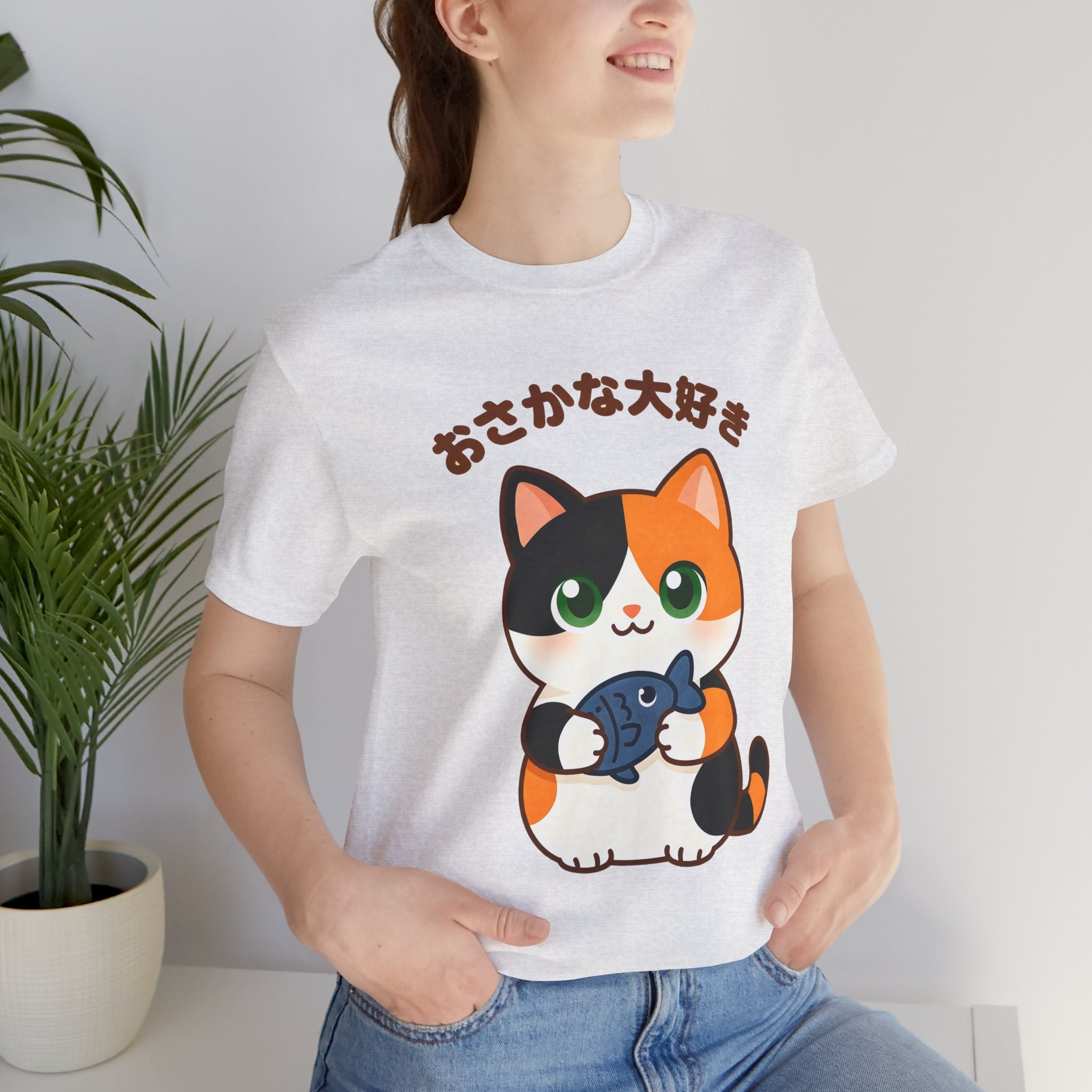 Cat Lover Tee – Cute Calico Cat Holding Fish with Japanese Text (おさかな大好き)