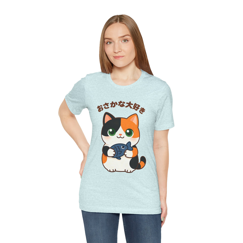 Cat Lover Tee – Cute Calico Cat Holding Fish with Japanese Text (おさかな大好き)