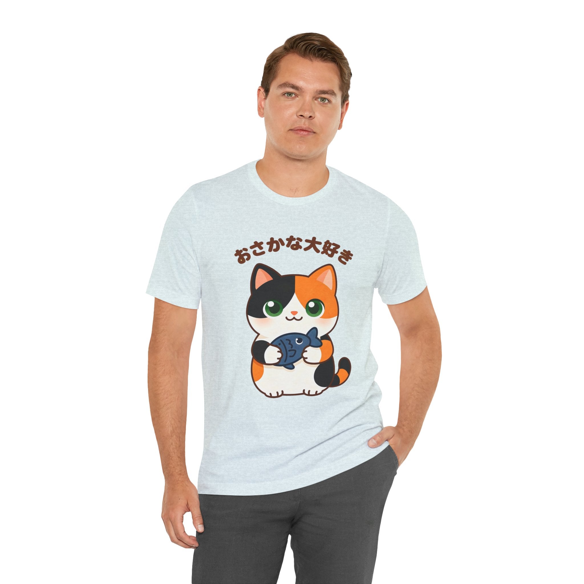 Cat Lover Tee – Cute Calico Cat Holding Fish with Japanese Text (おさかな大好き)