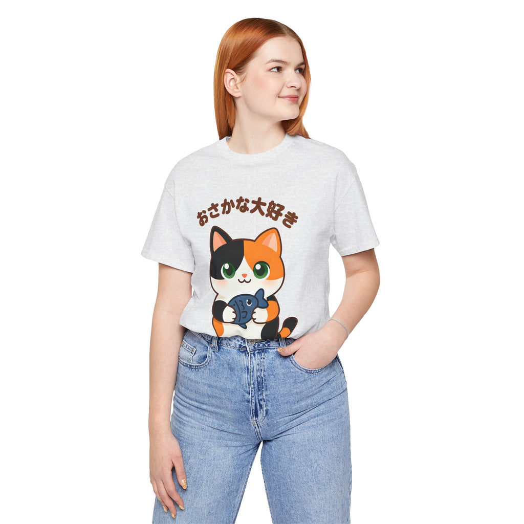 Cat Lover Tee – Cute Calico Cat Holding Fish with Japanese Text (おさかな大好き)