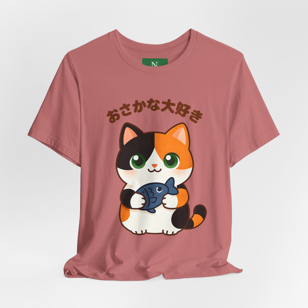 Cat Lover Tee – Cute Calico Cat Holding Fish with Japanese Text (おさかな大好き)