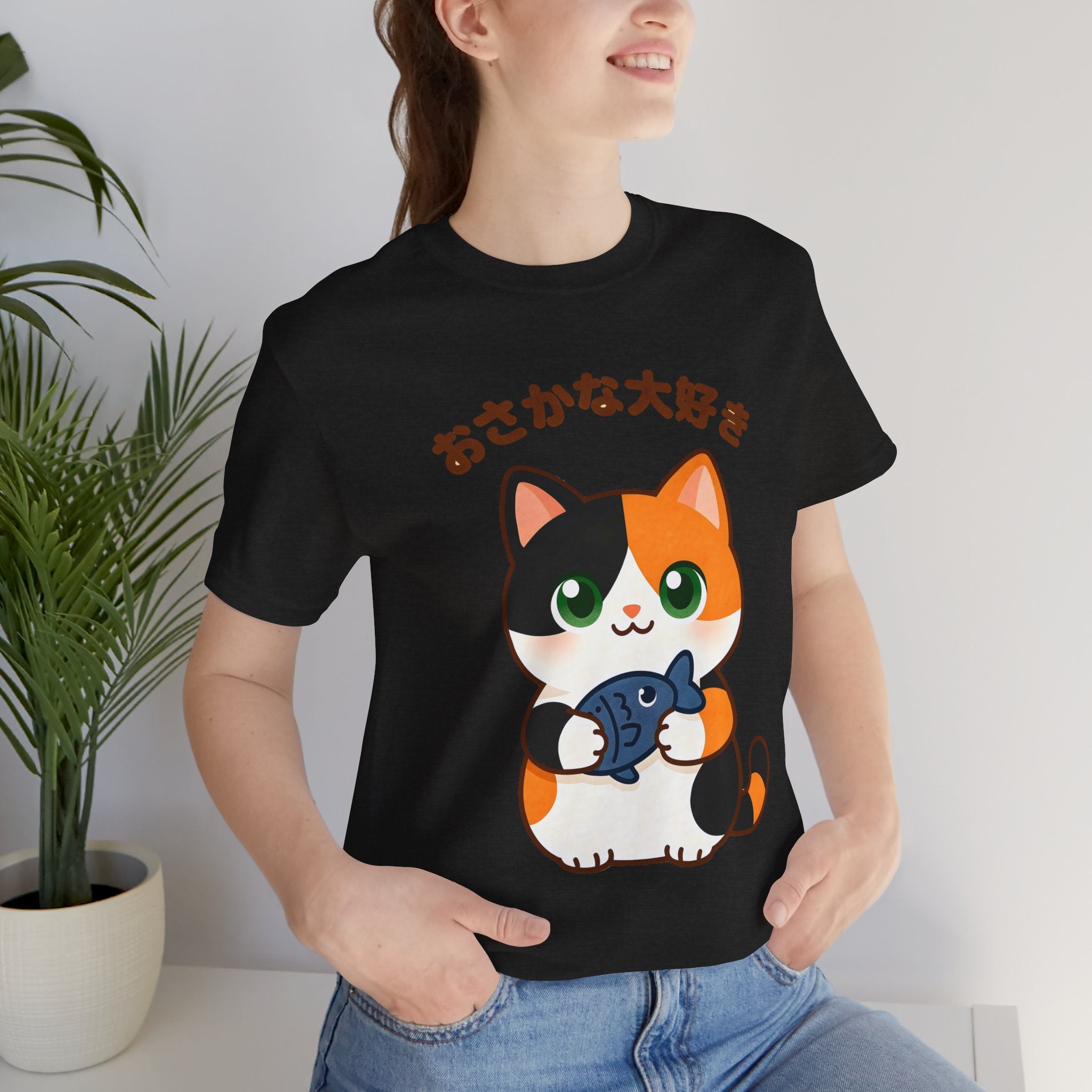 Cat Lover Tee – Cute Calico Cat Holding Fish with Japanese Text (おさかな大好き)