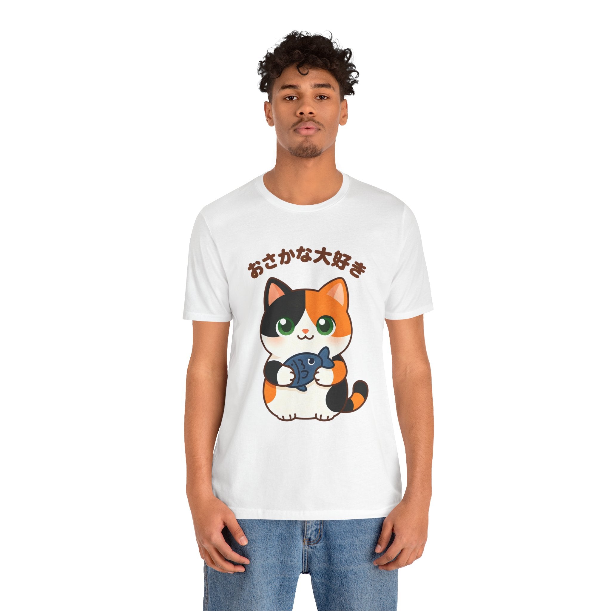 Cat Lover Tee – Cute Calico Cat Holding Fish with Japanese Text (おさかな大好き)