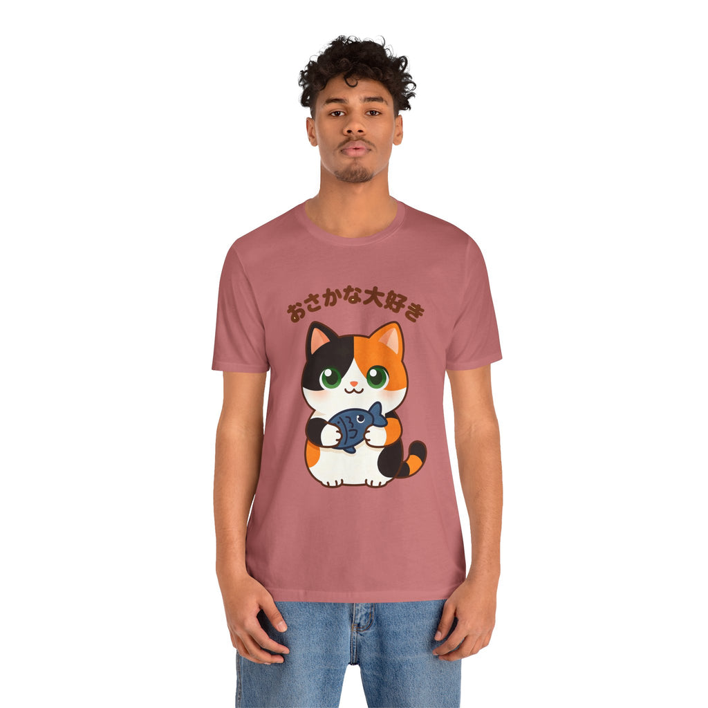 Cat Lover Tee – Cute Calico Cat Holding Fish with Japanese Text (おさかな大好き)