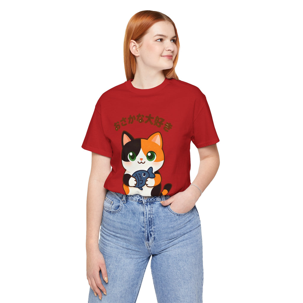Cat Lover Tee – Cute Calico Cat Holding Fish with Japanese Text (おさかな大好き)